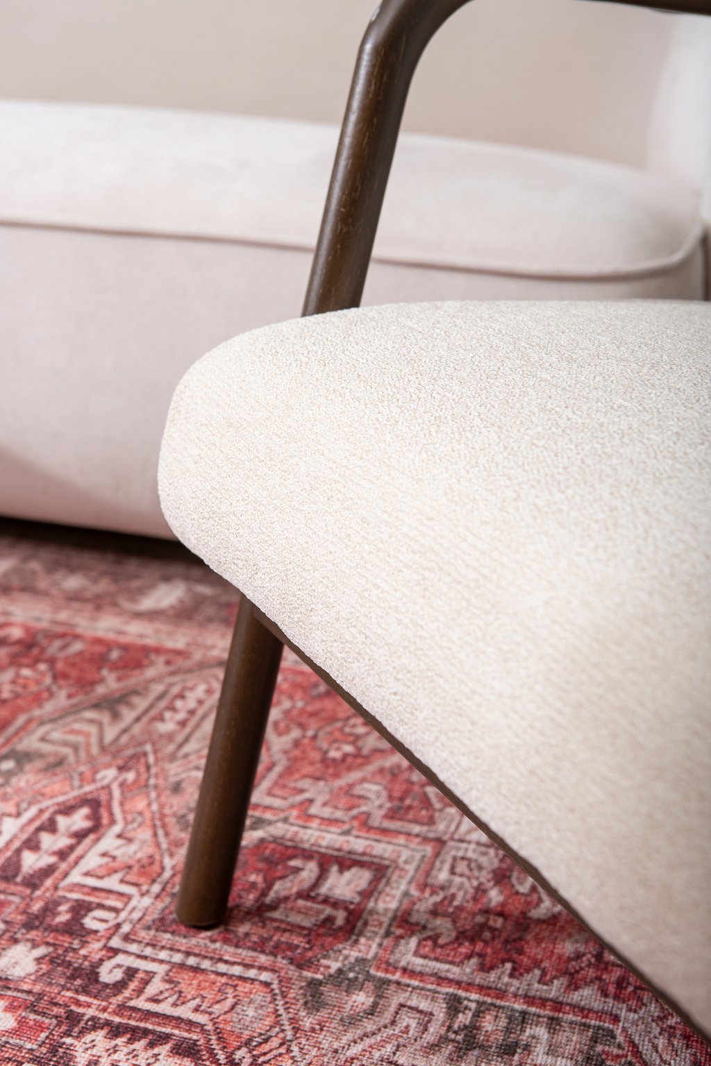 Dove nojatuoli, pähkinä kumipuu runko / beige kangas: Tyylikäs Dove-nojatuoli, jossa on kestävä kumipuu runko ja miellyttävä beige kangas. Täydellinen lisä olohuoneeseen tai lukunurkkaukseen.