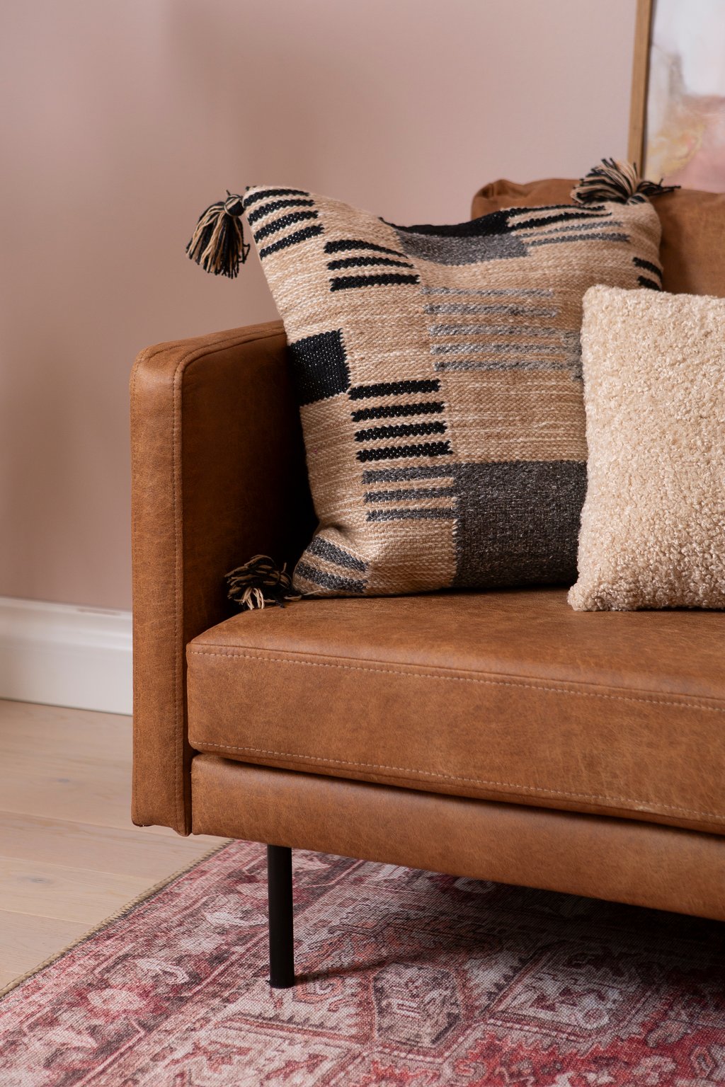 Copenhagen Scandic 3-istuttava sohva, Essenza 04 konjakki (sis. mustat metallijalat)