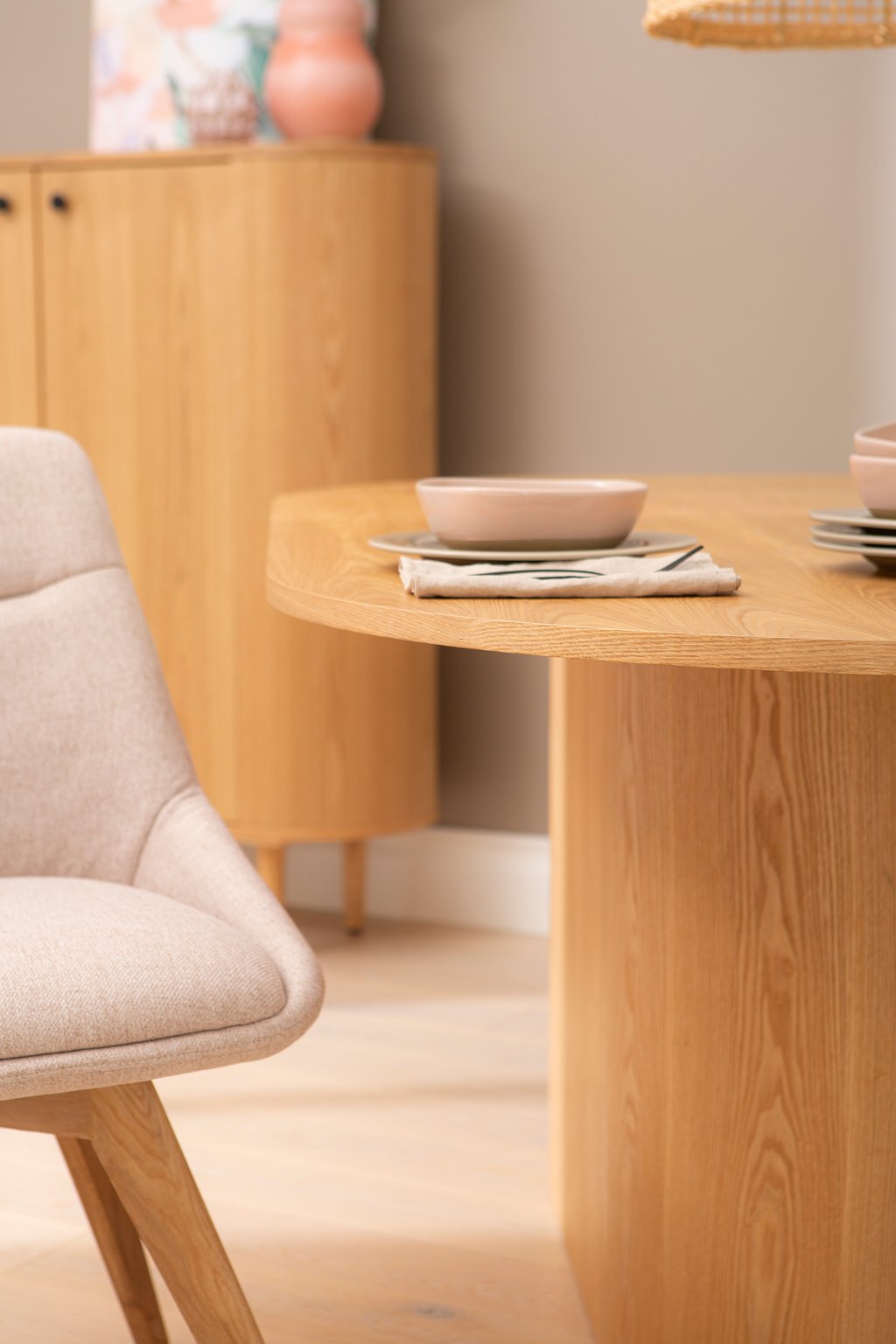 North Collection Everly ruokapöydän tuoli, hiekka (Spider-jalka natural tammi): Tyylikäs ruokatuoli, jossa metallirunko ja elegantti verhoilu. Sopii täydellisesti moderniin ruokailutilaan. Kestävä ja mukava istua.