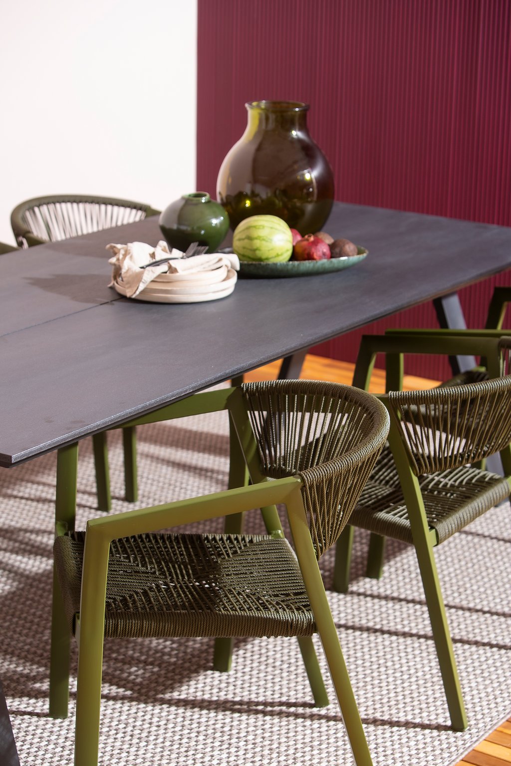Messina & Elegance ruokailuryhmä 220x100 kuudelle: Tyylikäs ulkoruokailuryhmä mustasta Messina-pöydästä ja kuudesta pinottavasta Elegance-tuolista. Täydellinen terassille tai puutarhaan.