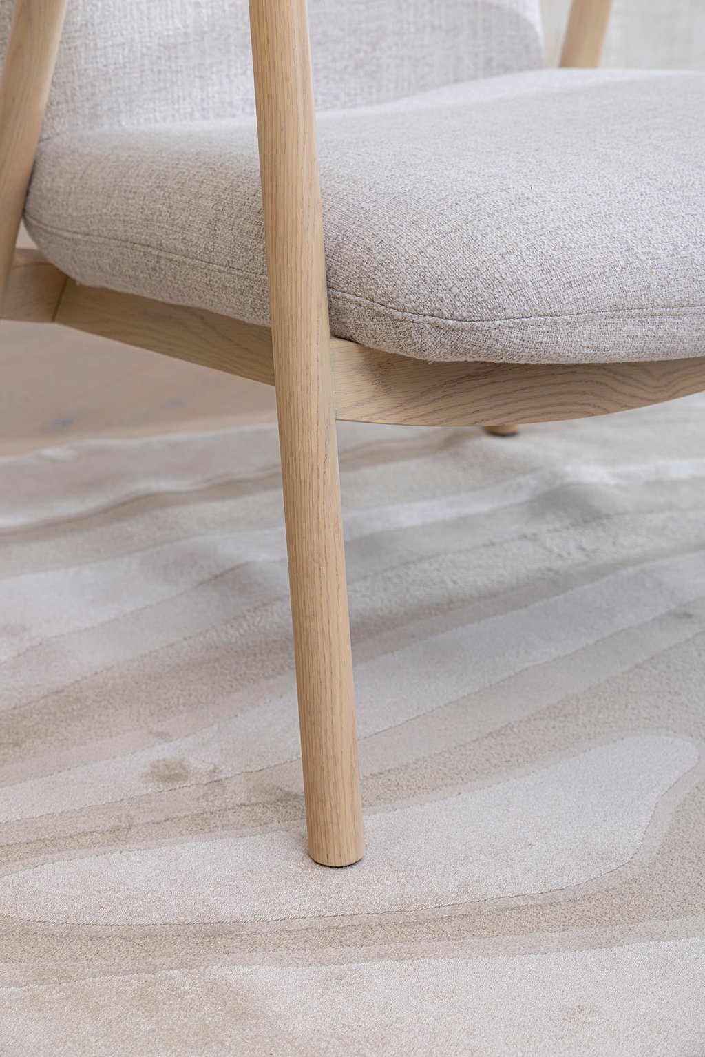 N&L Mille lepotuoli, beige verhoilu, valkovahatun tammenvärinen runko