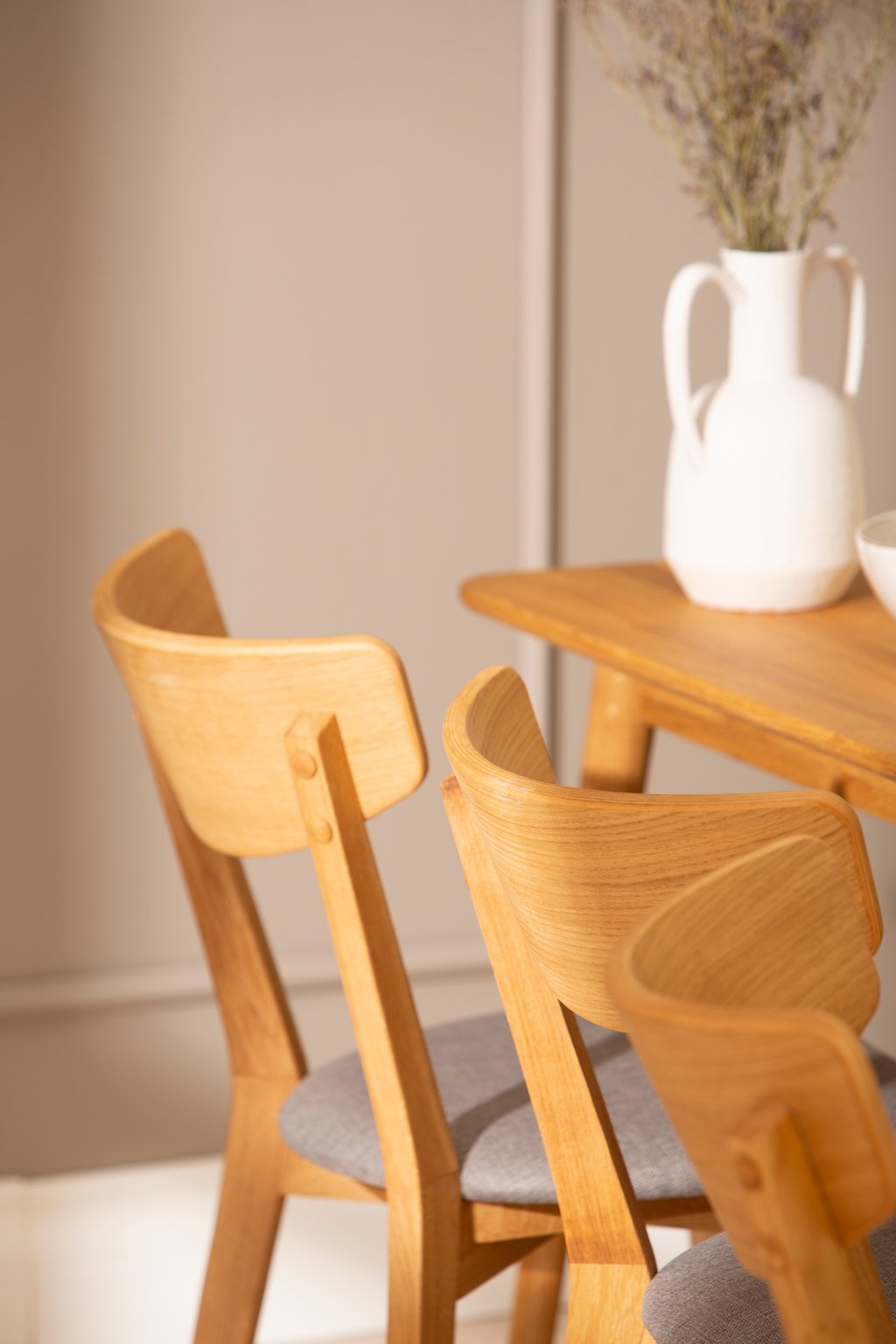 Ekholm & Ekholmen ruokailuryhmä 180x90 kuudelle, öljytty tammi / tummanharmaa kangasistuin: Tyylikäs ruokailuryhmä kuudelle, jossa öljytty tammi ja tummanharmaat kangasistuimet. Täydellinen valinta moderniin ruokailutilaan.