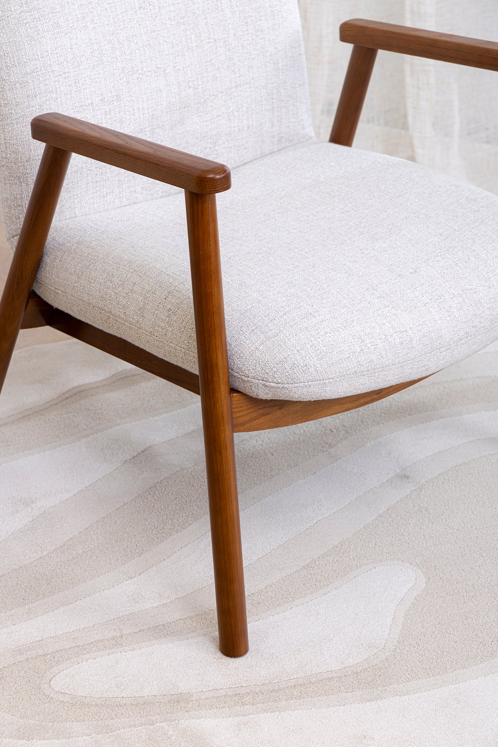 N&L Mille lepotuoli, beige verhoilu, tummanpähkinän värinen runko