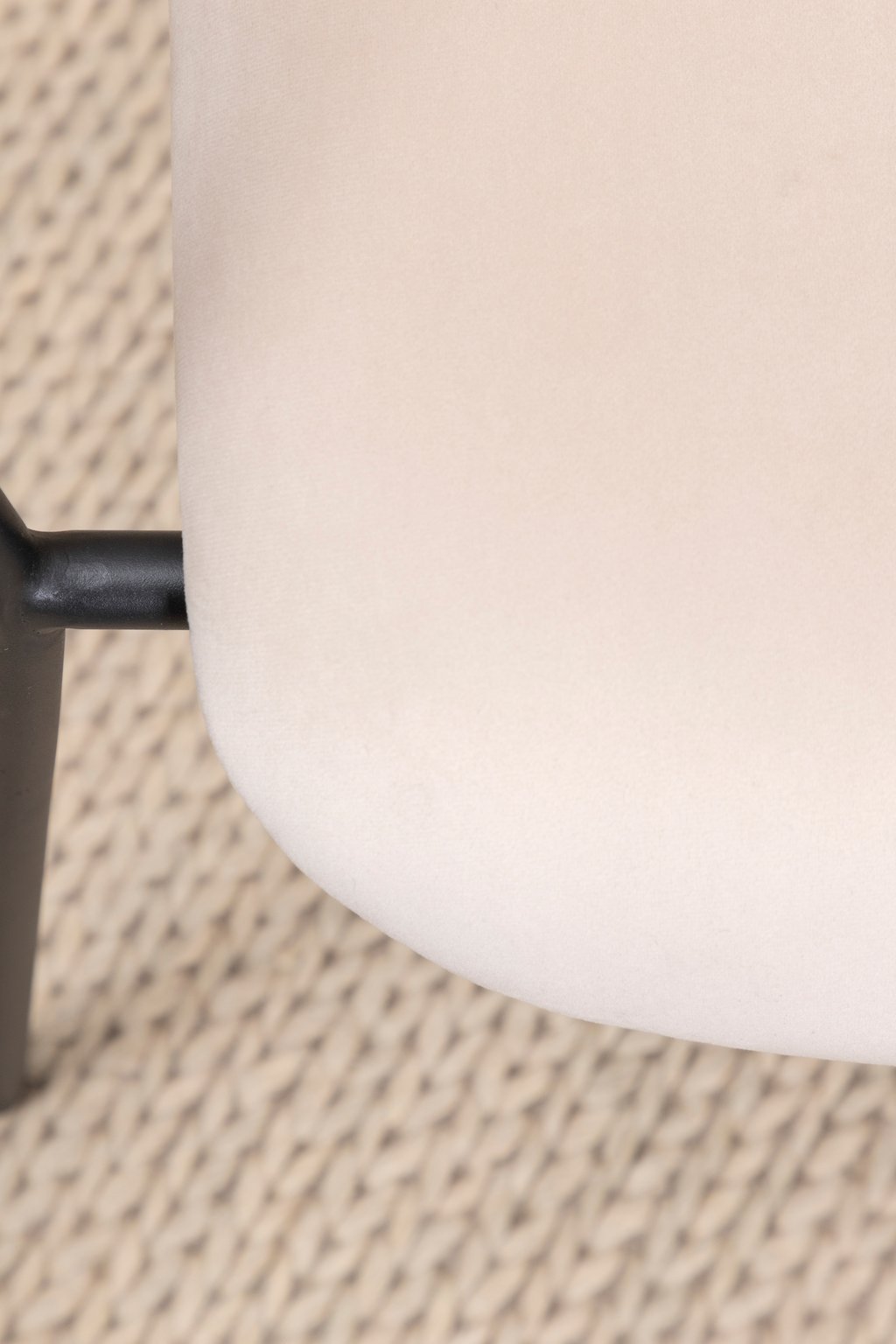 Duffy lounge-nojatuoli beige sametti: Tyylikäs beige samettinojatuoli, täydellinen olohuoneeseen. Mukava istuin, joka lisää eleganssia ja viihtyisyyttä sisustukseen.