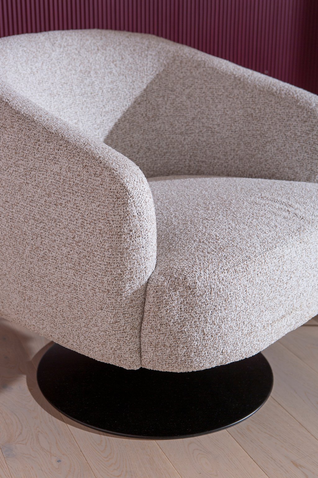 Bay nojatuoli, vaalea beige: Tyylikäs vaalea beige nojatuoli, joka lisää mukavuutta olohuoneeseen. Moderni muotoilu sopii hyvin eri sisustustyyleihin.
