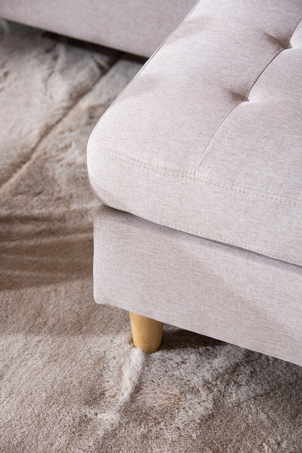 Stella divaanisohva (kätisyys vaihdettavissa) beige: Moderni divaanisohva, beige, tyylikäs ja mukava. Sopii olohuoneeseen, täydellinen rentoutumiseen ja sisustukseen.