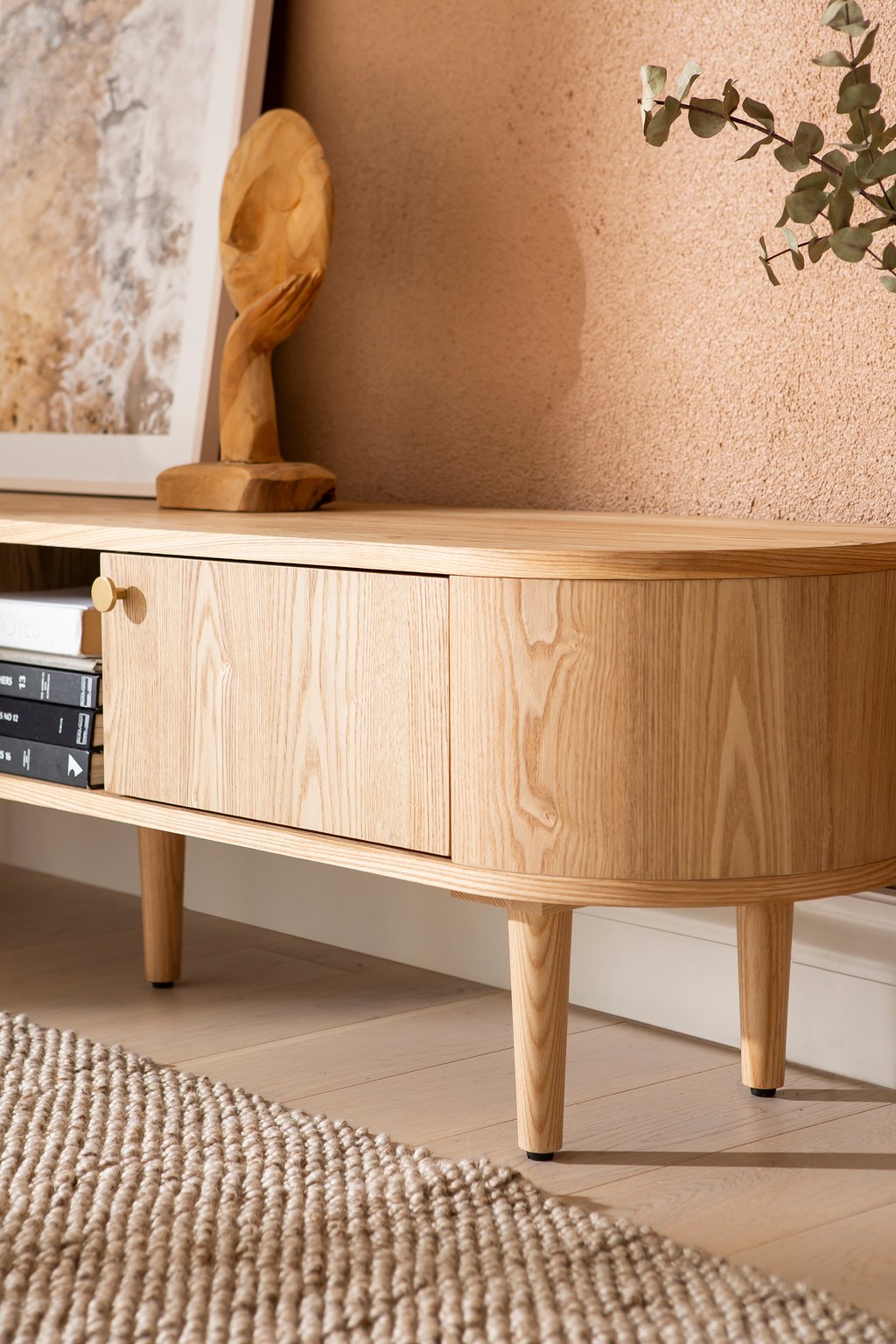 Rotondo tv-taso 160 cm: Tyylikäs Rotondo TV-taso, 160 cm, luonnollinen saarni. Erinomainen säilytysratkaisu olohuoneeseen, yhdistää käytännöllisyyden ja kauneuden.