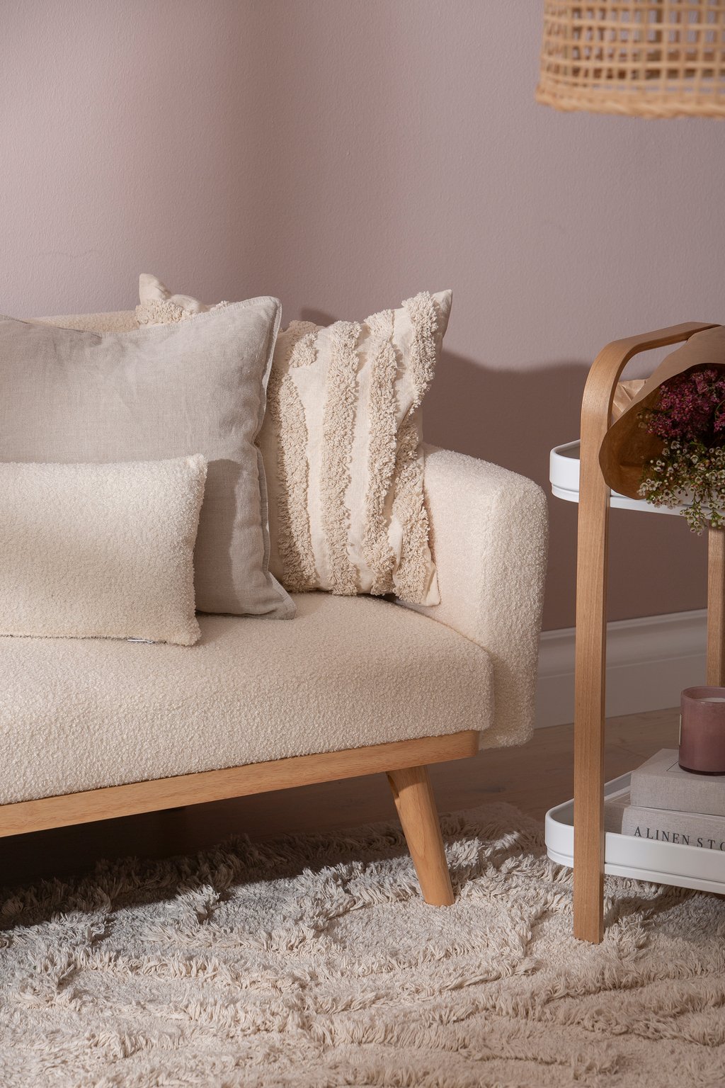 Cottage vuodesohva beige: Tyylikäs beige vuodesohva, joka muuntuu helposti sängyksi. Sopii olohuoneeseen tai vierashuoneeseen. Mukava istua ja nukkua!