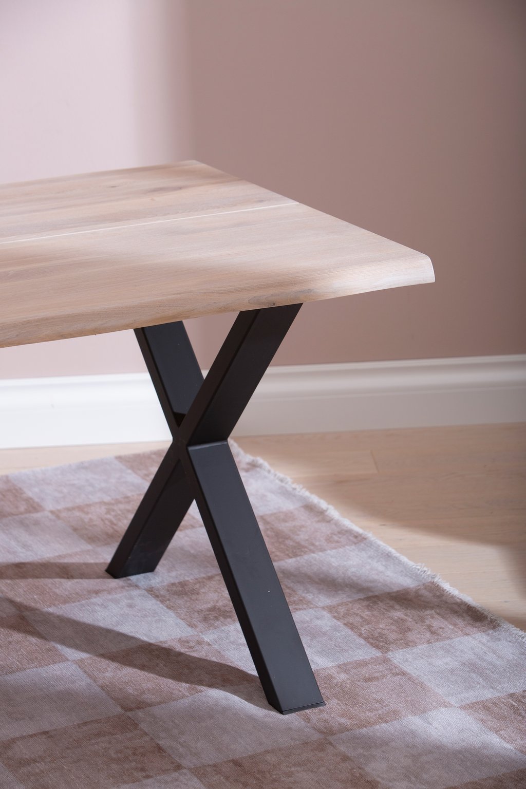 Estelle lankkupöytä 240x95 valkoöljytty tammi, X-jalalla: Tyylikäs ruokapöytä kahdeksalle, valkolakattu lankkupöytä, moderni design, täydellinen ruokailutilaan tai tilaviin ruokasaleihin.