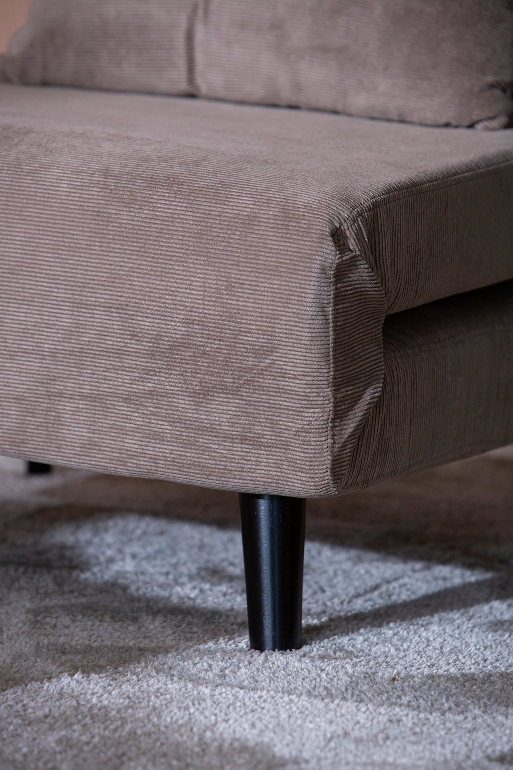 Lazy vuodetuoli beige/ruskea vakosametti: Tyylikäs beige vuodesohva, joka toimii myös mukavana nojatuolina. Sopii täydellisesti olohuoneeseen tai vierashuoneeseen.