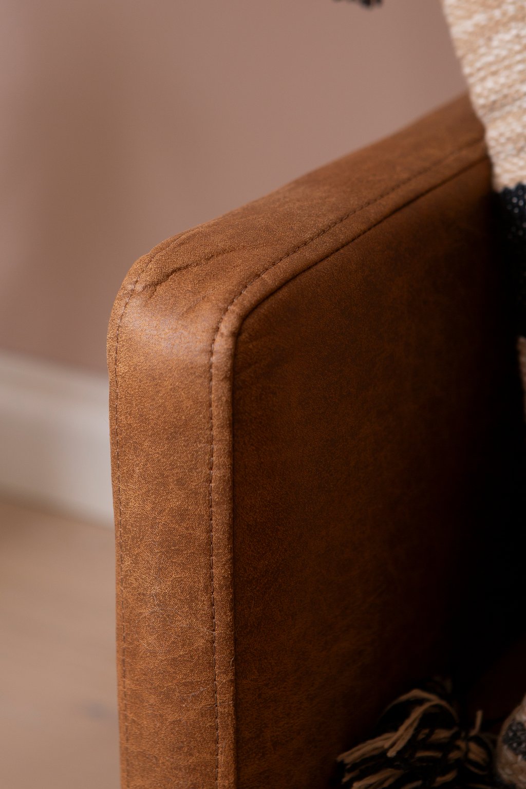 Copenhagen Scandic 3-istuttava sohva, Essenza 04 konjakki (sis. mustat metallijalat)