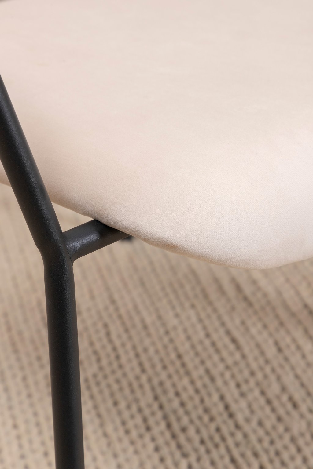 Duffy lounge-nojatuoli beige sametti: Tyylikäs beige samettinojatuoli, joka tuo ylellisyyttä olohuoneeseen. Erinomainen valinta rentoutumiseen tai sisustuksen täydentämiseen.