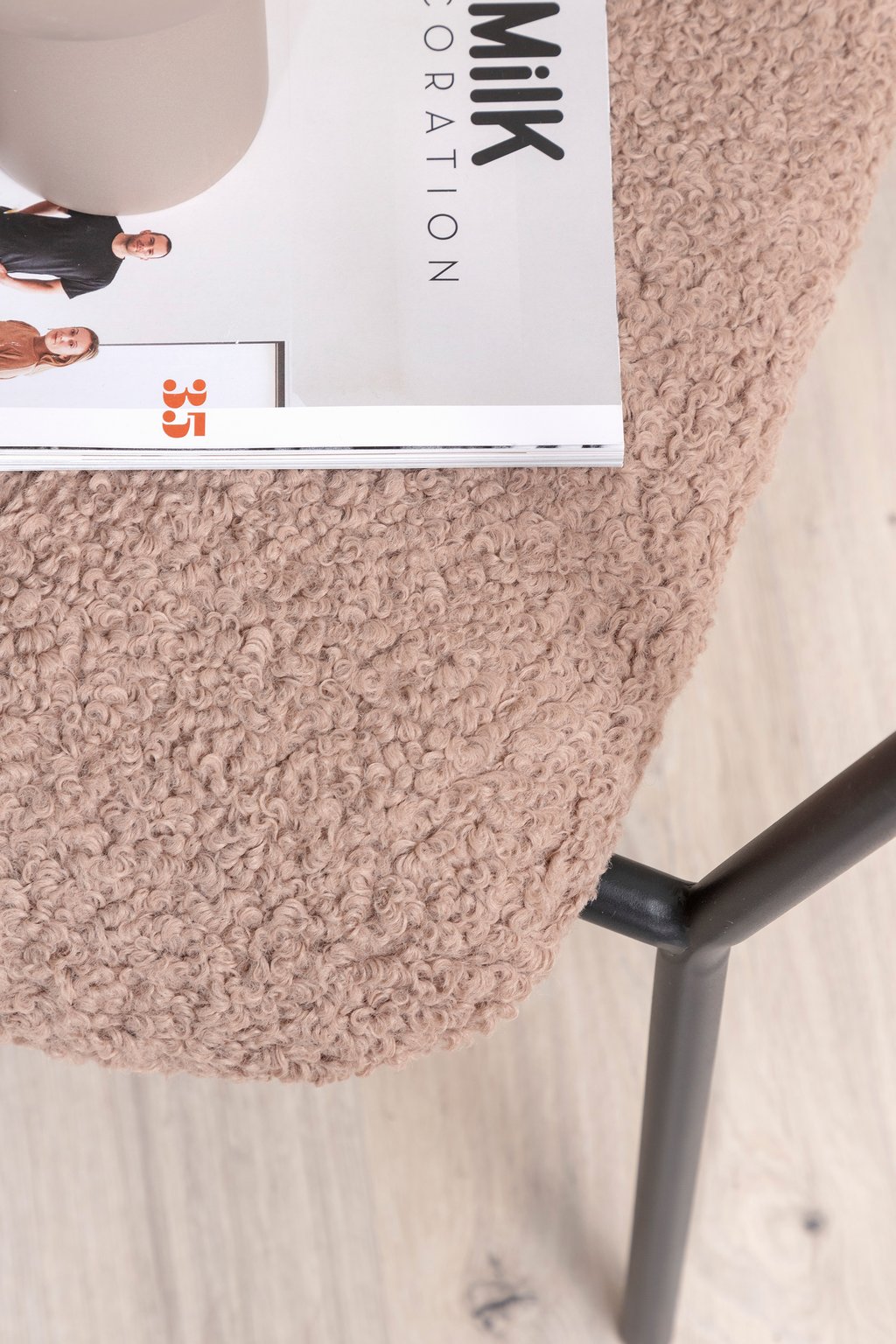 Duffy lounge-nojatuoli ruskea teddy: Tyylikäs ruskea teddy-nojatuoli, täydellinen lisä olohuoneeseen. Mukava ja moderni design, joka kutsuu rentoutumaan.