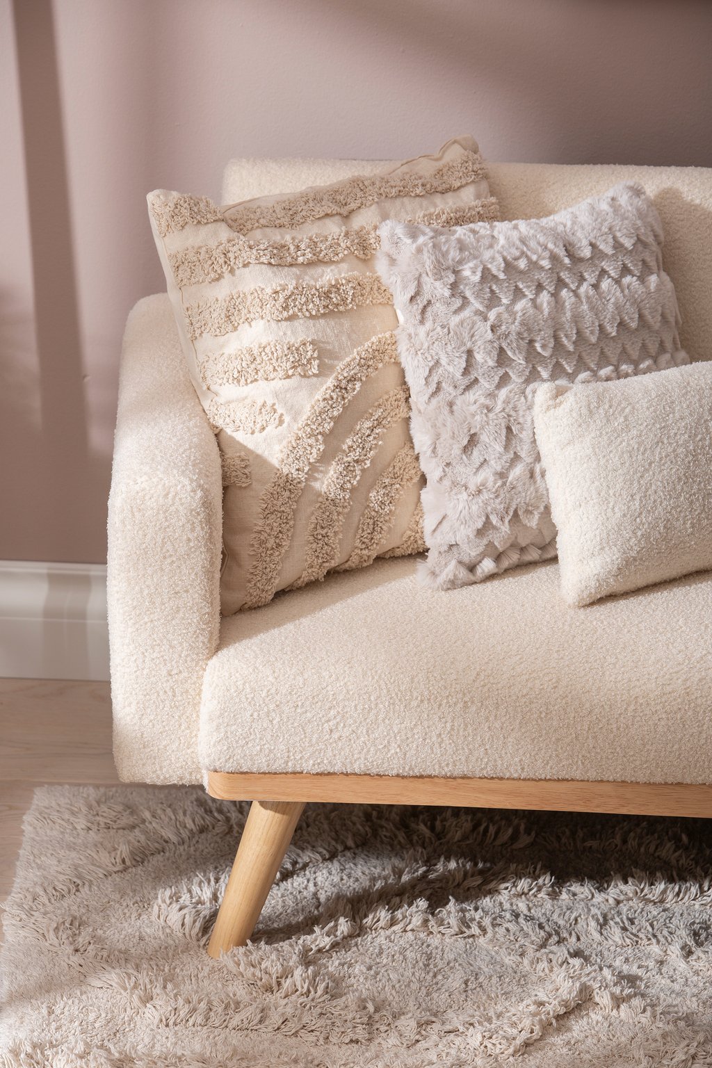 Cottage vuodesohva beige: Tyylikäs beige vuodesohva, jossa pehmeä buklee-verhoilu. Monikäyttöinen olohuoneeseen, tarjoaa mukavuutta ja lisävuodepaikan.