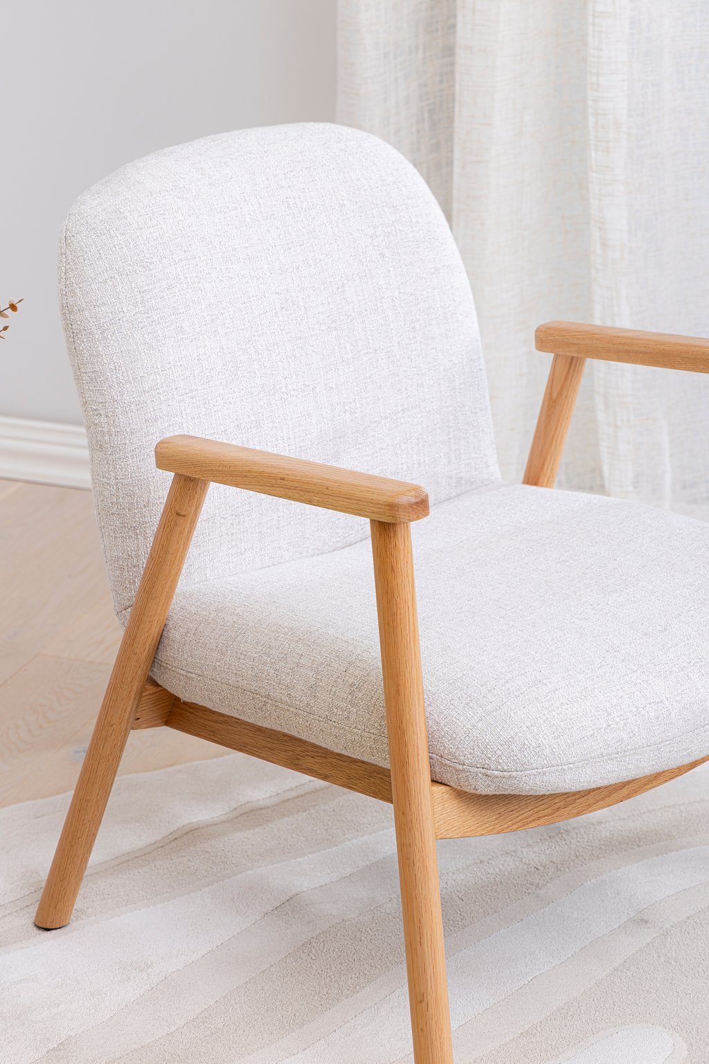 N&L Mille lepotuoli, beige verhoilu, natural tammen värinen runko