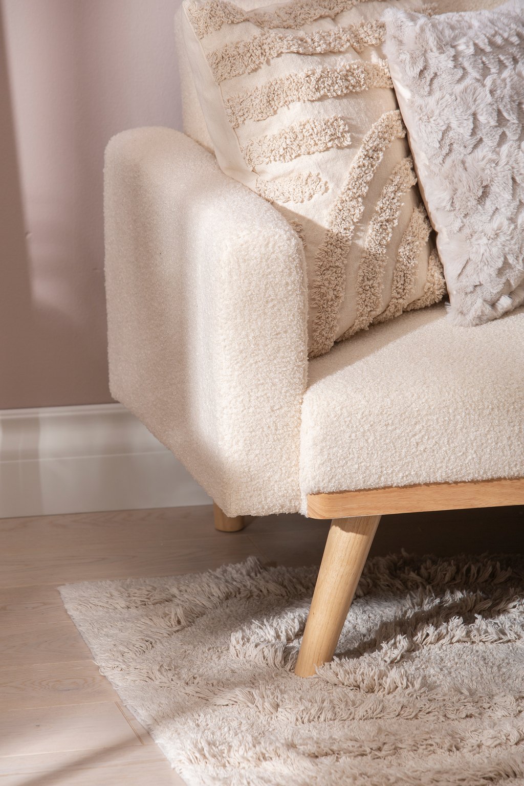 Cottage vuodesohva beige: Tyylikäs beige vuodesohva, jossa pehmeä buklee-verhoilu. Erinomainen valinta olohuoneeseen tai vierashuoneeseen. Monikäyttöinen ja mukava.