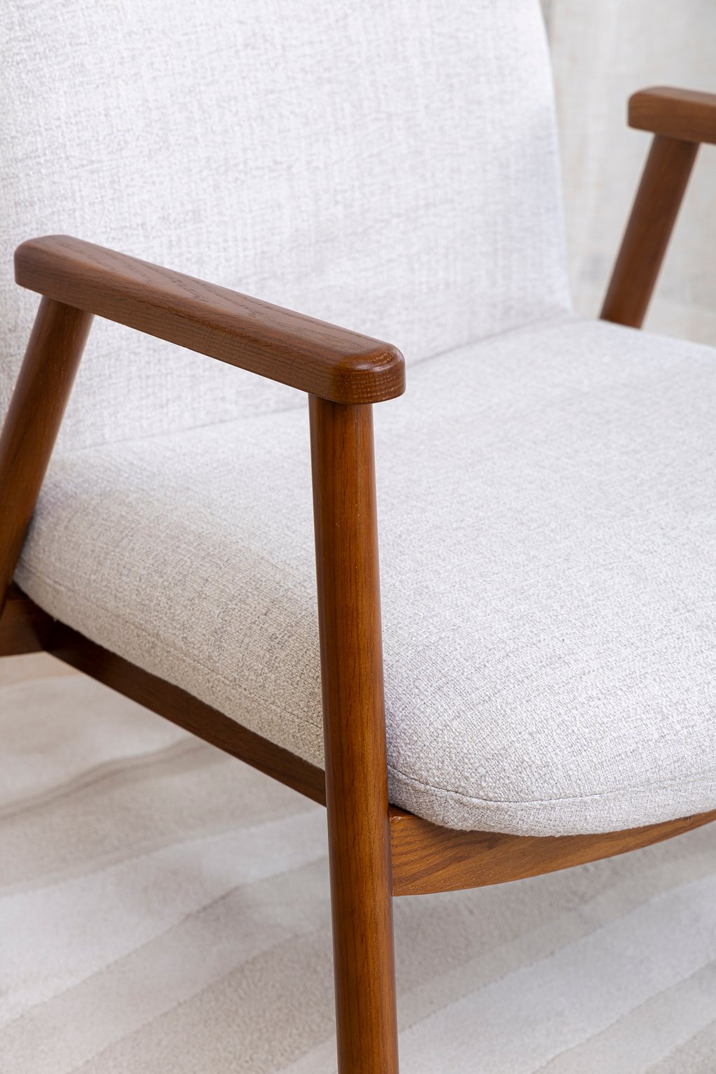 N&L Mille lepotuoli, beige verhoilu, tummanpähkinän värinen runko