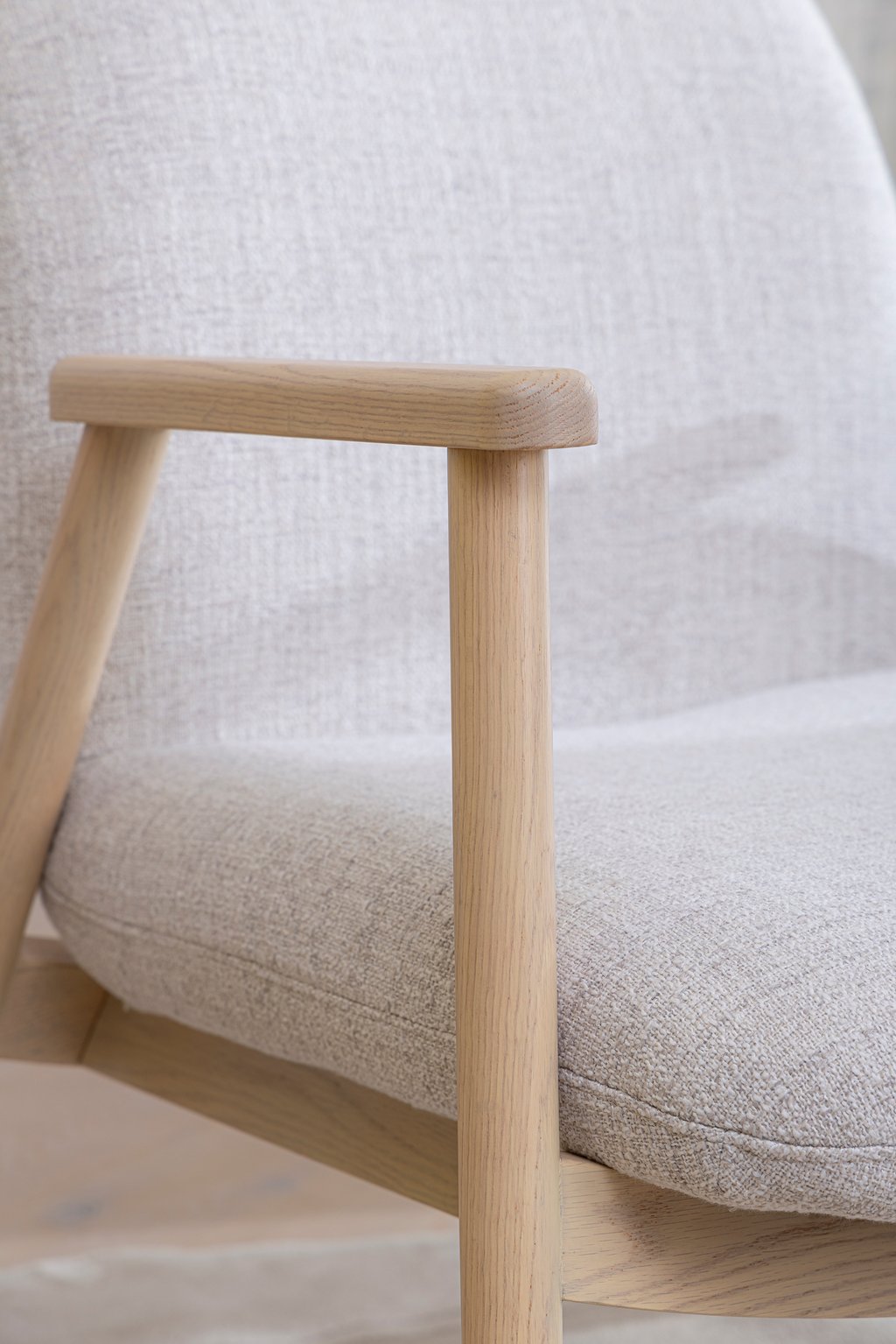 N&L Mille lepotuoli, beige verhoilu, valkovahatun tammenvärinen runko