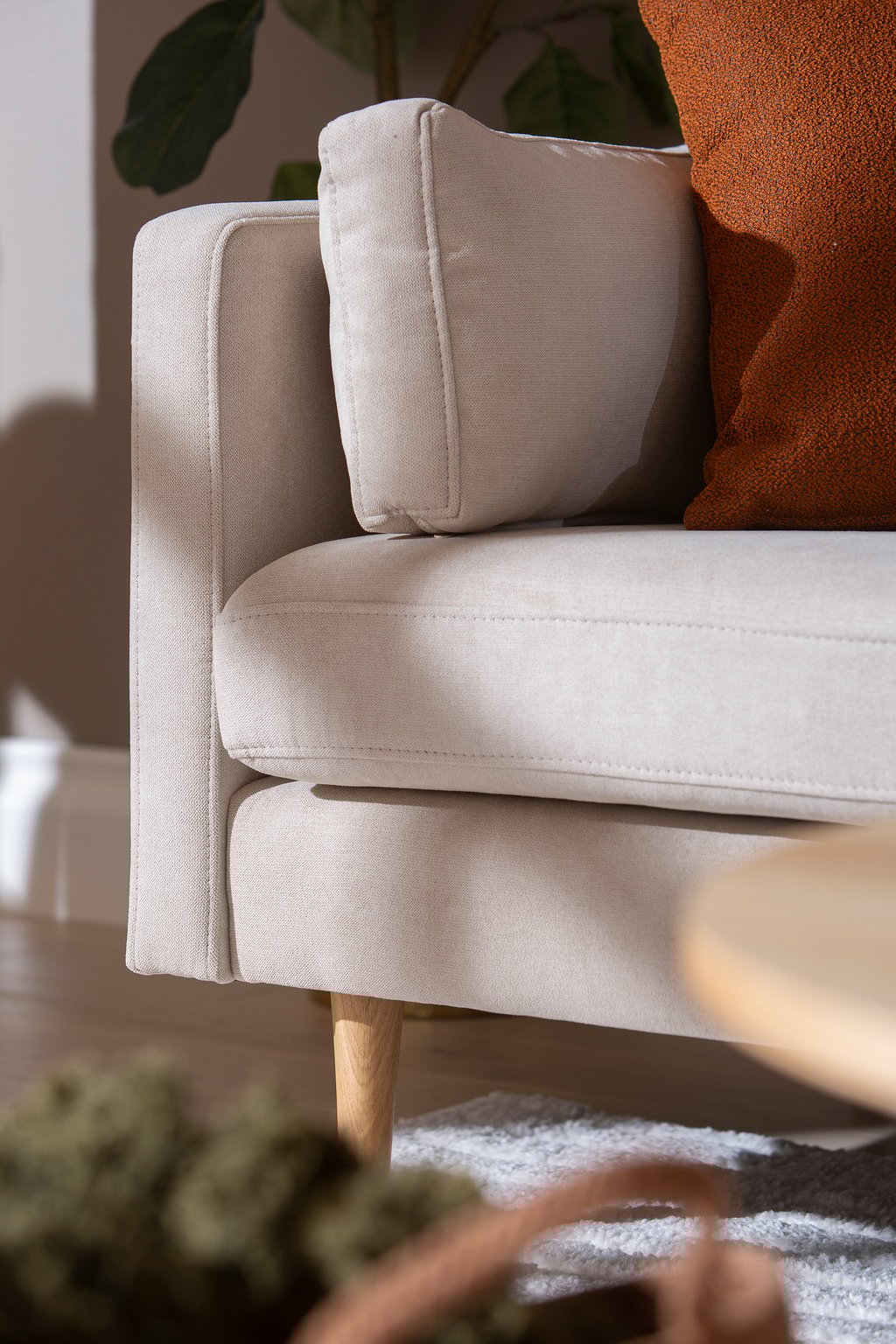 Copenhagen Nordic avokulmasohva (oikea), Soro 21 beige / tammijalat: Tyylikäs avokulmasohva, beige kangas ja tammijalat. Täydellinen olohuoneeseen, rentoutumiseen ja sosiaalisiin hetkiin. Moduulirakenne mahdollistaa muunneltavuuden.
