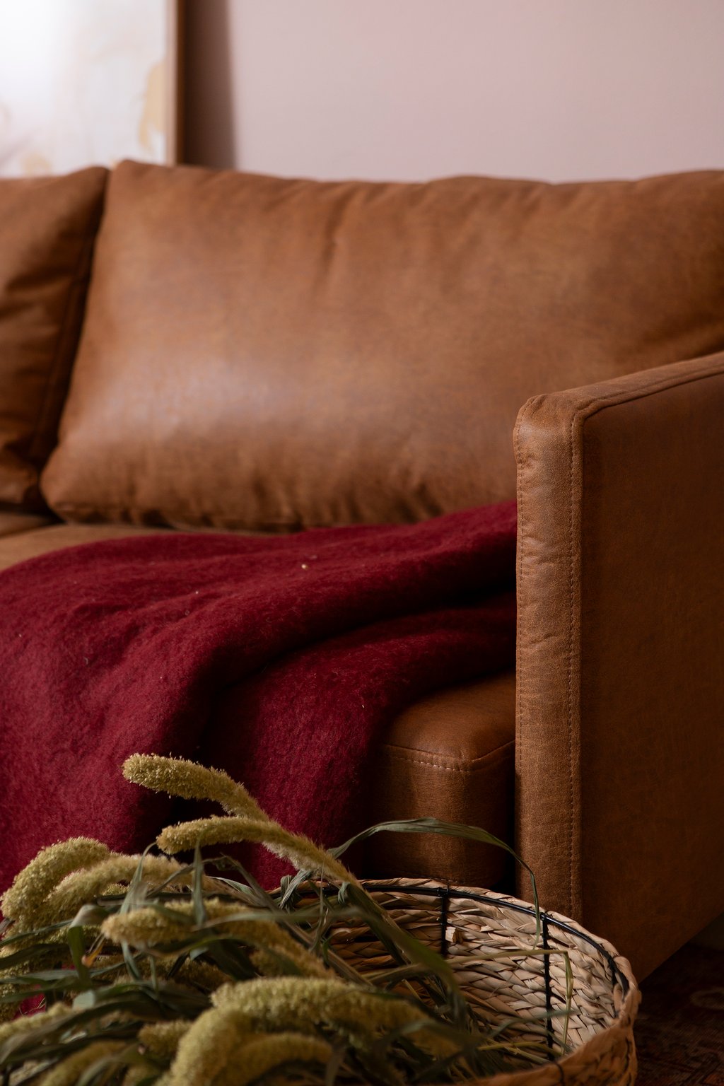 Copenhagen Scandic 3-istuttava sohva, Essenza 04 konjakki (sis. mustat metallijalat)