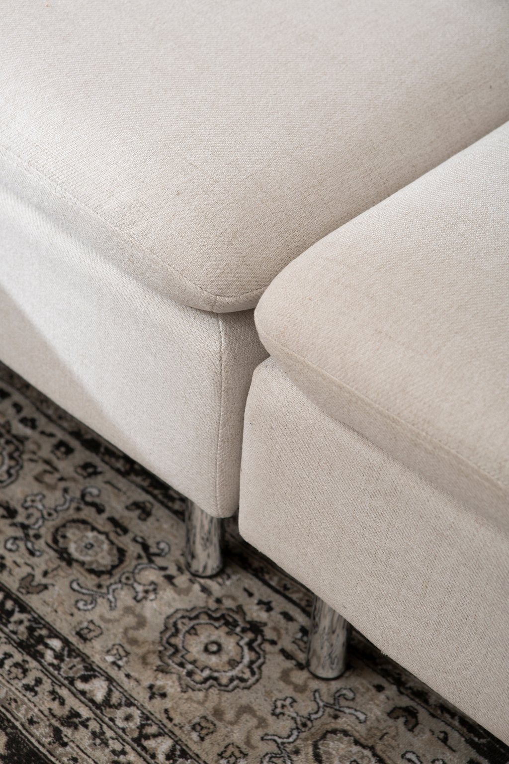 Lotti u-muotosohva, beige: Tyylikäs beige U-muotoinen kangassohva, täydellinen olohuoneeseen. Mukautuva muotoilu ja pehmeä verhoilu tarjoavat mukavuutta ja eleganssia.