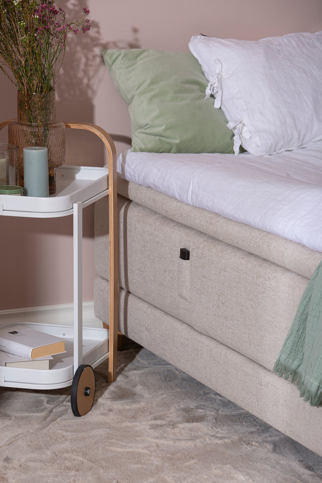 Dream moottorisänky 180x210 cm (sis. petauspatja): Moottorisänky 180 cm leveä, beige. Ergonominen, säädettävä, parantaa unenlaatua. Sopii moderniin makuuhuoneeseen.