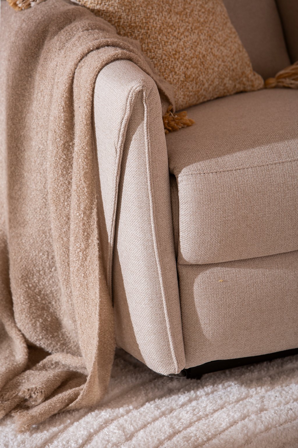 Gabriel lepotuoli sähkömekanismilla beige: Mukava recliner-nojatuoli, jossa sähkömekanismi. Beige väri, täydellinen olohuoneeseen rentoutumiseen ja elokuvailtoihin.