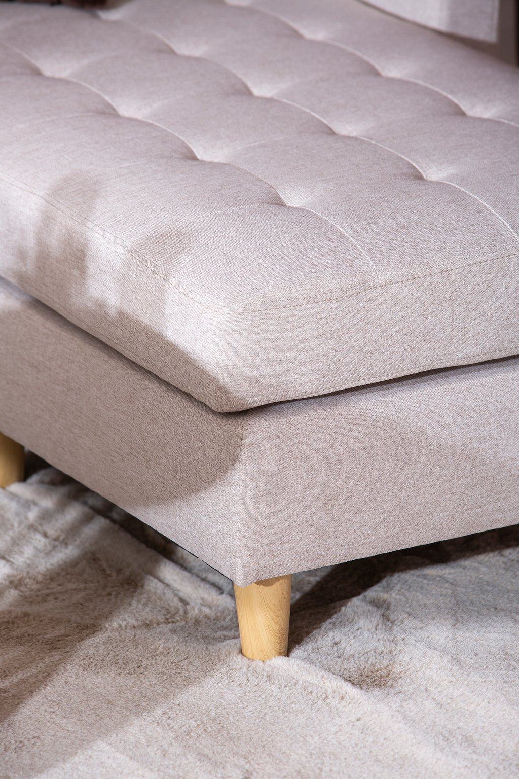 Stella divaanisohva (kätisyys vaihdettavissa) beige: Tyylikäs divaanisohva, jossa beige verhoilu. Sopii täydellisesti olohuoneeseen, luoden mukavuutta ja eleganssia. 2- ja 3-istuttavat vaihtoehdot.