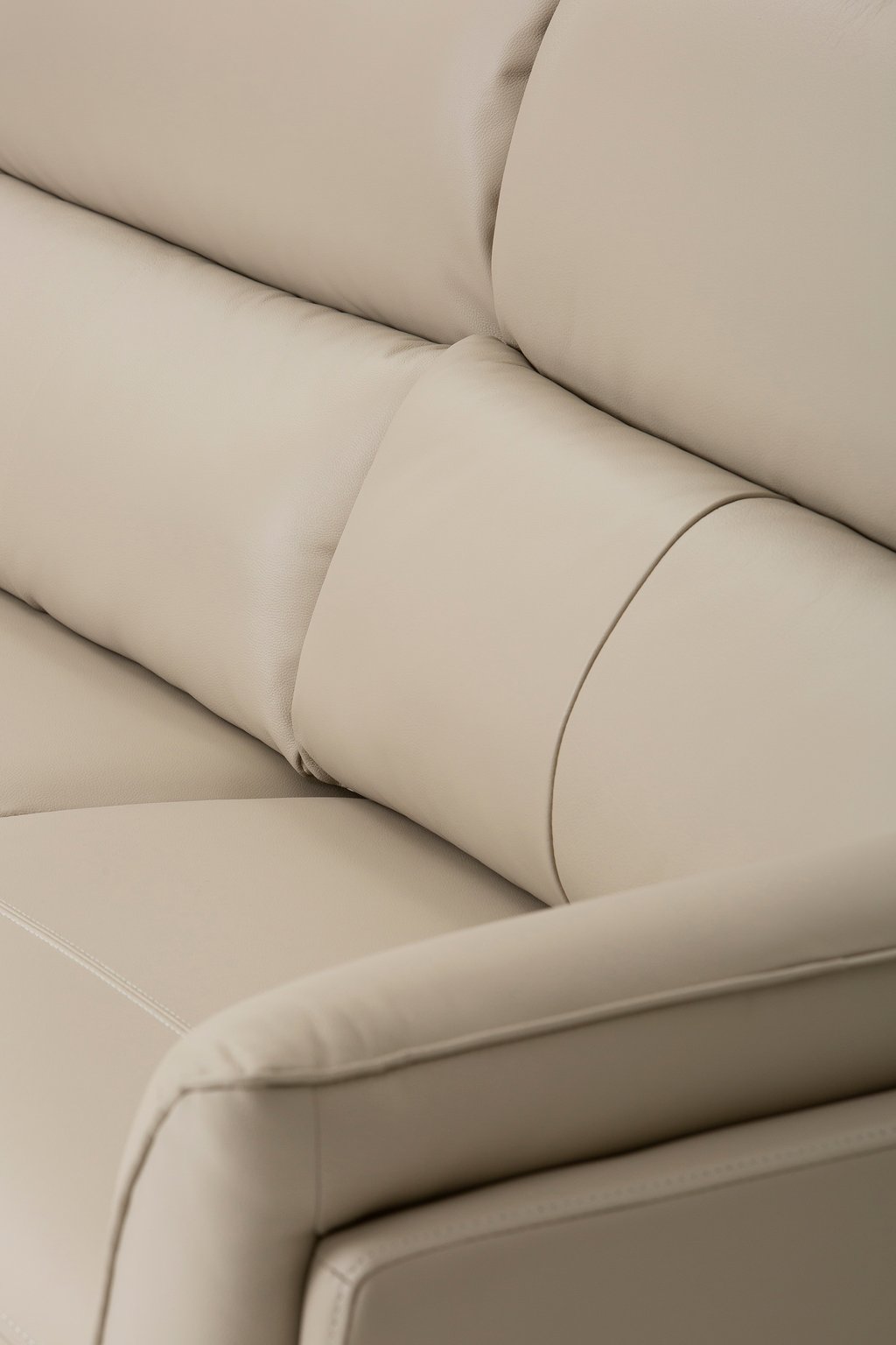 Amalfi 2-ist. sohva beige nahka/keinonahka: Tyylikäs beige nahkasohva, 3-istuttava malli. Erinomainen valinta olohuoneeseen, jossa yhdistyvät mukavuus ja moderni design.