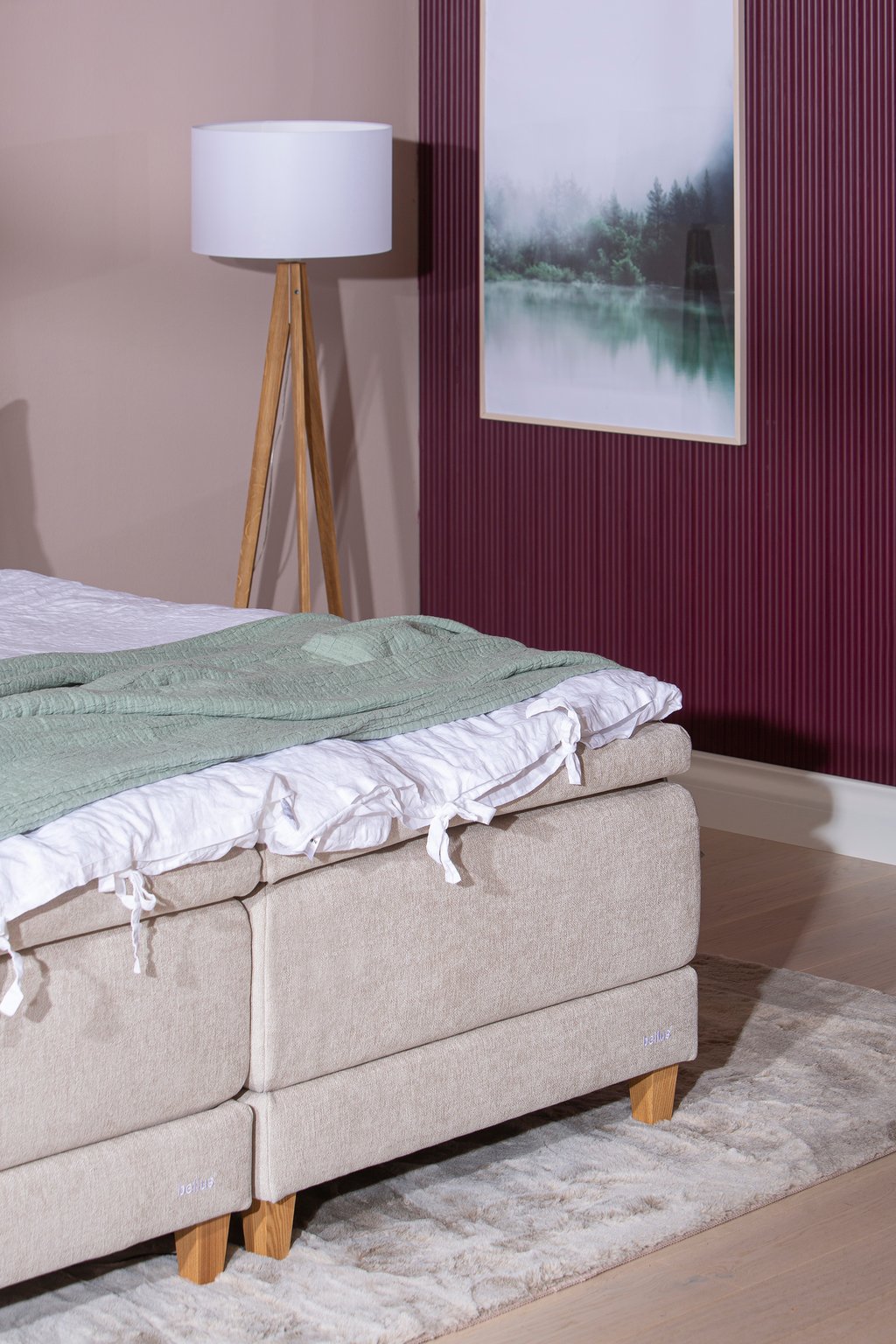 Dream moottorisänky 180x210 cm (sis. petauspatja): Moottorisänky 180 cm leveä, beige. Mukautuva design, tammi jalat. Täydellinen makuuhuoneeseen, takaa erinomaisen unenlaadun.