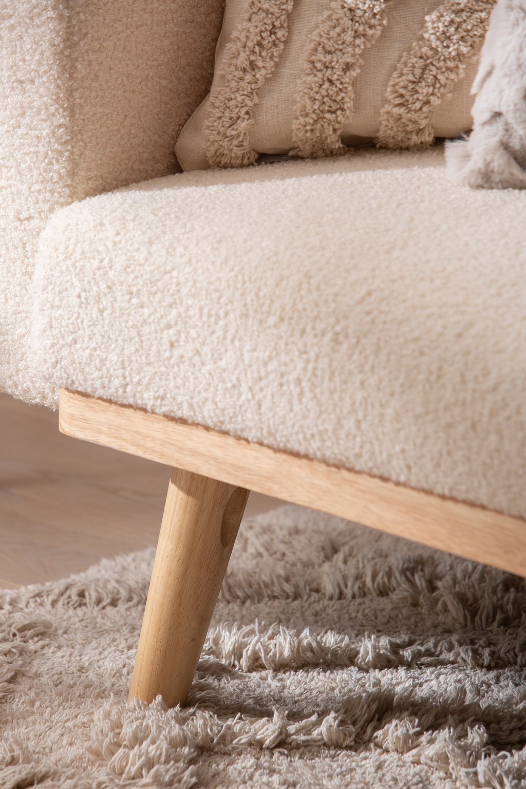 Cottage vuodesohva beige: Tyylikäs vuodesohva beige bukleekankaalla, täydellinen olohuoneeseen. Muunneltava, tilaa säästävä, mukava istua ja nukkua.