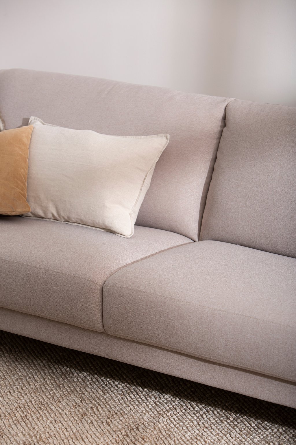 Klassikko 3-ist. sohva jumbo (213cm): Tyylikäs 3-istuttava muokattava sohva olohuoneeseen, beige kangaspäällyste, moderni design, mukavuutta ja käytännöllisyyttä yhdistävä valinta.