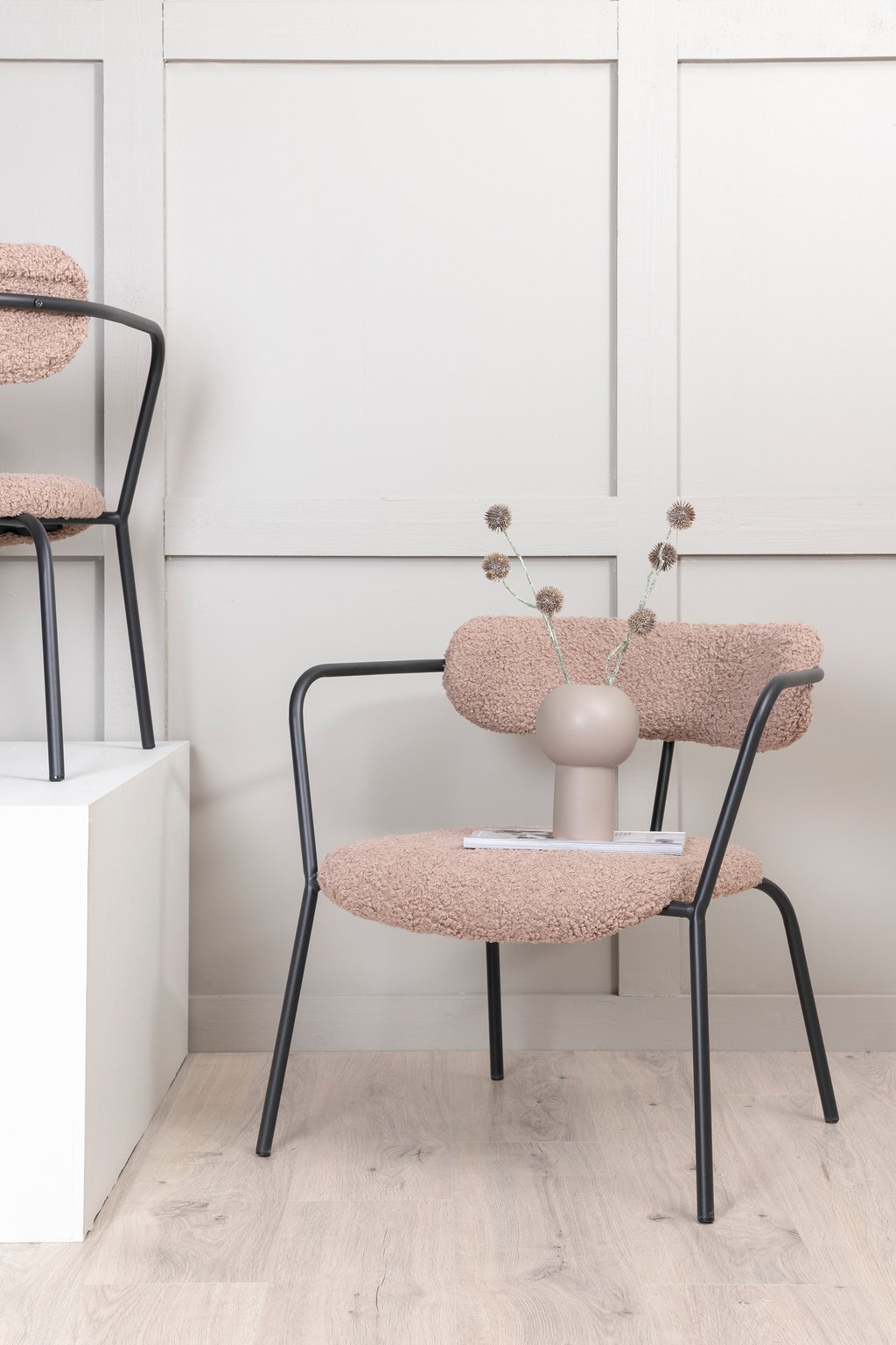 Duffy lounge-nojatuoli ruskea teddy: Tyylikäs Duffy-nojatuoli ruskeassa teddy-kankaassa tuo lämpöä olohuoneeseen. Erinomainen valinta rentoutumiseen ja sisustukseen.