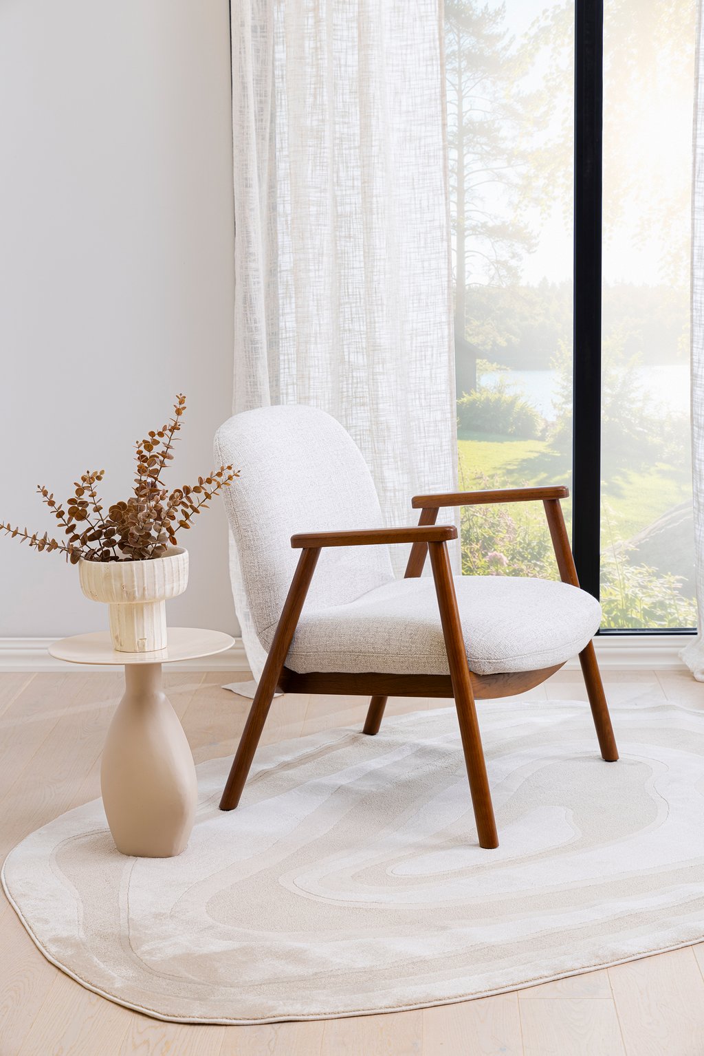 N&L Mille lepotuoli, beige verhoilu, tummanpähkinän värinen runko