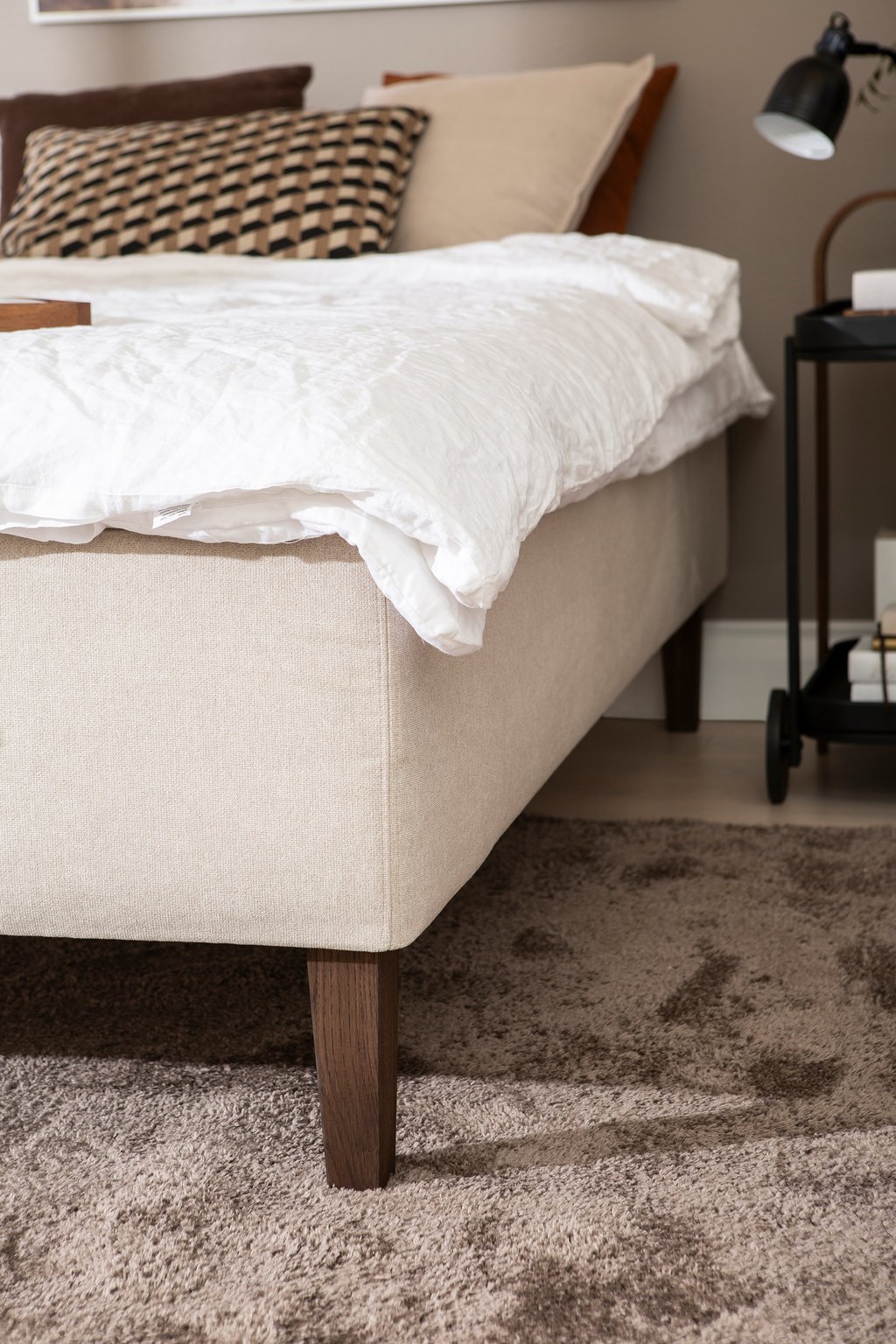 Moon Gold runkopatja 120x200, pocket 7-vyöh. Primo 05 beige: Tyylikäs 120 cm leveä runkopatja, joka tarjoaa mukavuutta ja tukea. Sopii täydellisesti makuuhuoneeseen moderniin sisustukseen.