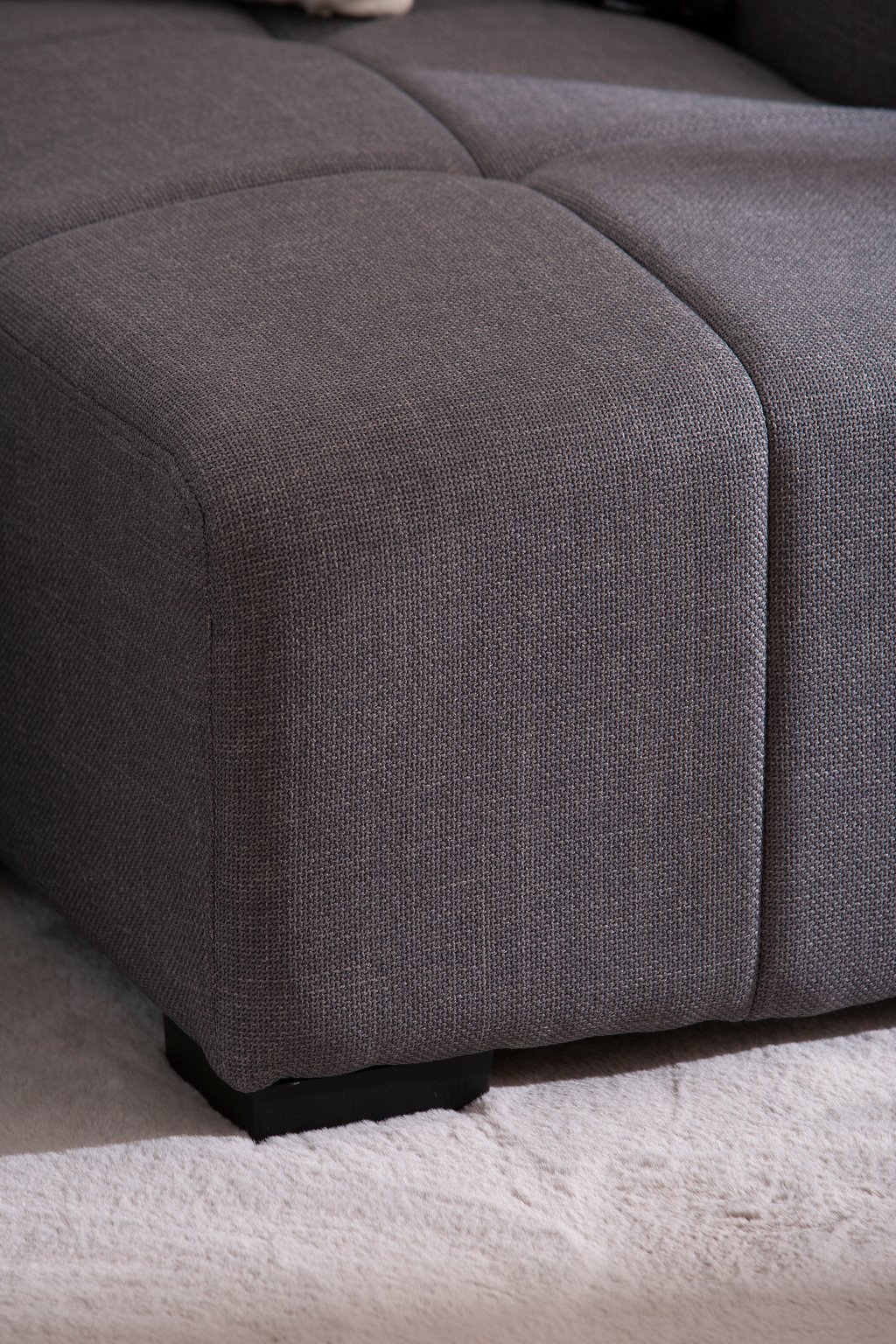 Janice 3-ist. divaanisohva (oikea) tummanharmaa: Tyylikäs tummanharmaa divaanisohva, jossa on moderni muotoilu ja pehmeä kangas. Ihanteellinen olohuoneeseen, tarjoaa mukavuutta ja tyyliä.