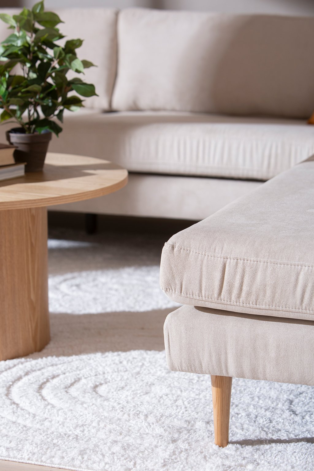 Copenhagen Nordic avokulmasohva (oikea), Soro 21 beige / tammijalat: Moderni avokulmasohva, beige kangas, tammijalat. Täydellinen olohuoneeseen, tarjoaa mukavuutta ja tyylikästä istumapaikkaa.