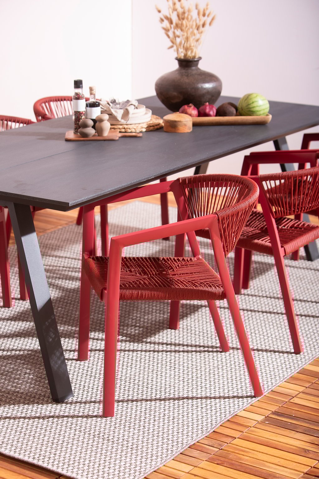 Messina & Elegance ruokailuryhmä 220x100 kuudelle: Tyylikäs ulkoruokailuryhmä, jossa musta 220x100 cm pöytä ja kuusi punaisia pinottavia tuoleja. Erinomainen valinta terassille tai puutarhaan.