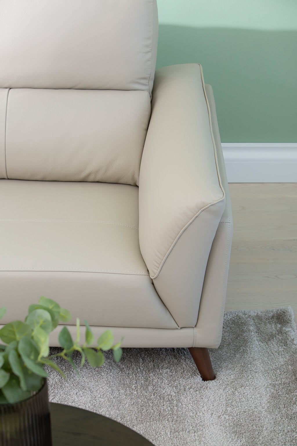Amalfi 3+2-ist. sohvakalusto beige nahka/keinonahka: Tyylikäs beige nahkasohva, 3-istuttava, täydellinen olohuoneeseen. Kestävä keinonahkapinta ja moderni design yhdistävät mukavuuden ja estetiikan.