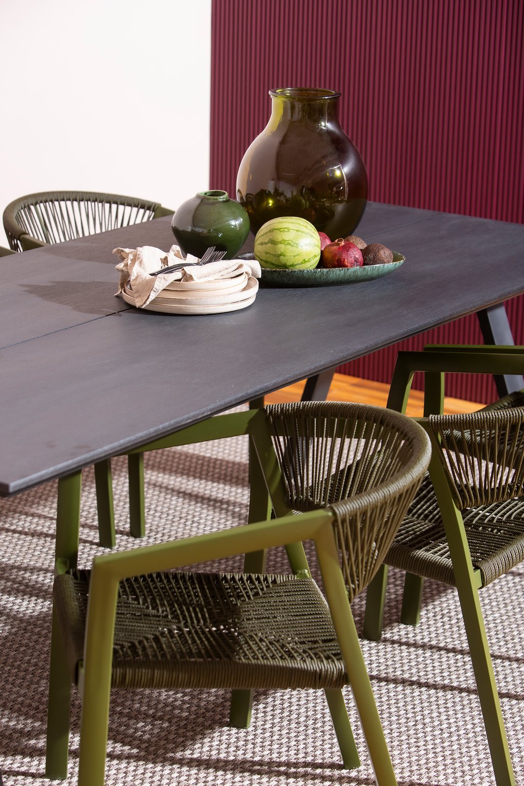 Messina & Elegance ruokailuryhmä 220x100 kuudelle: Tyylikäs ulkona käytettävä ruokailuryhmä, jossa musta Messina-pöytä (220x100 cm) ja kuusi pinottavaa vihreää Elegance-tuolia. Täydellinen terassille tai patiolle!