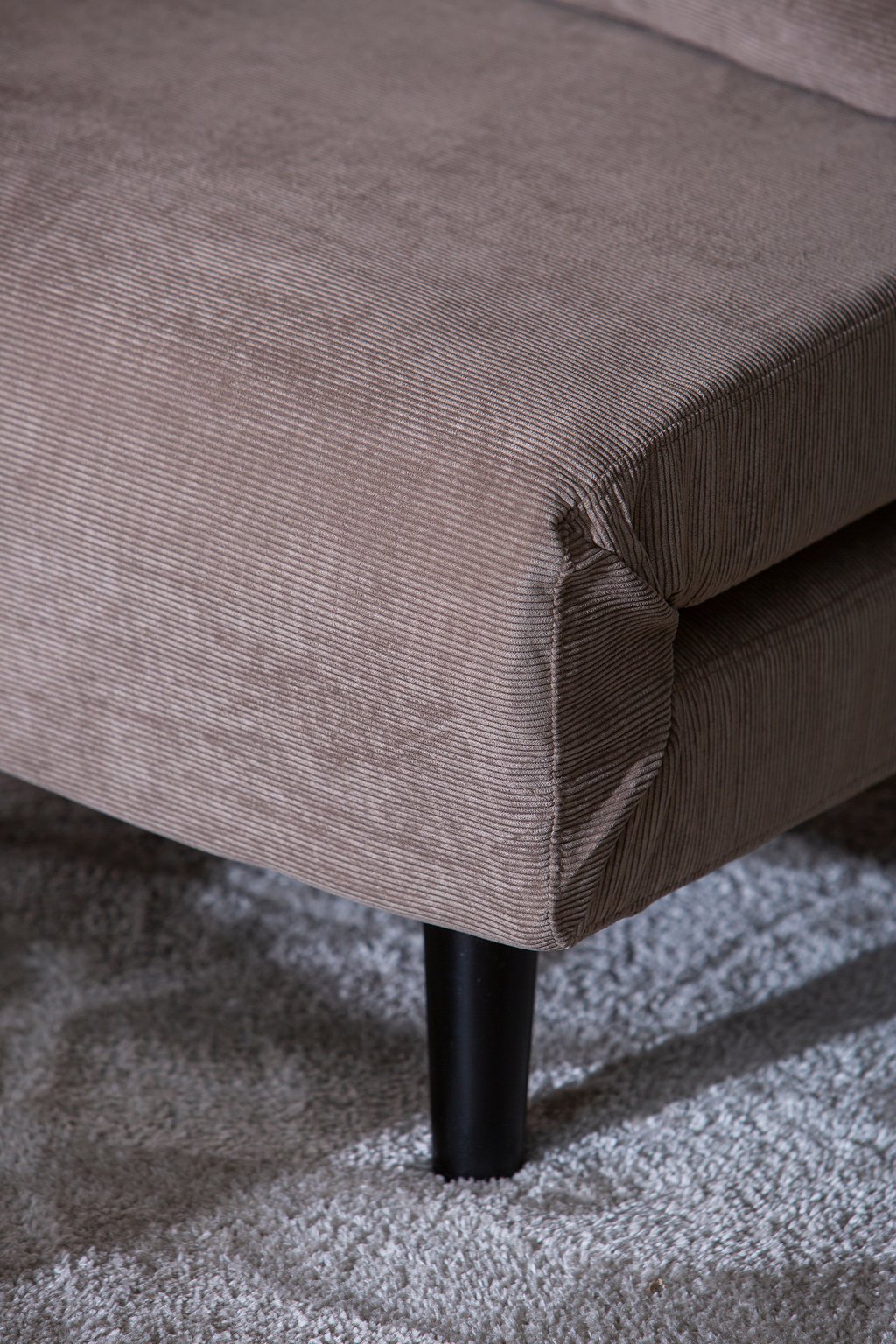 Lazy vuodetuoli beige/ruskea vakosametti: Tyylikäs beige vuodesohva, joka muuntuu helposti mukavaksi vuoteeksi. Sopii täydellisesti olohuoneeseen tai vierashuoneeseen.
