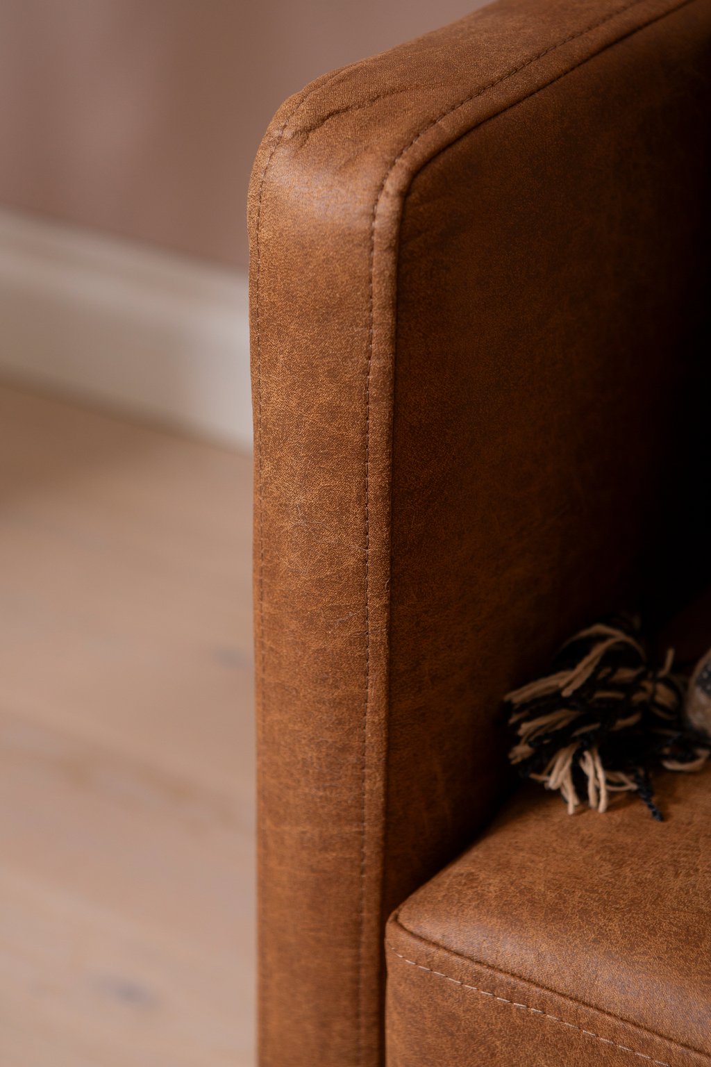 Copenhagen Scandic 3-istuttava sohva, Essenza 04 konjakki (sis. mustat metallijalat)