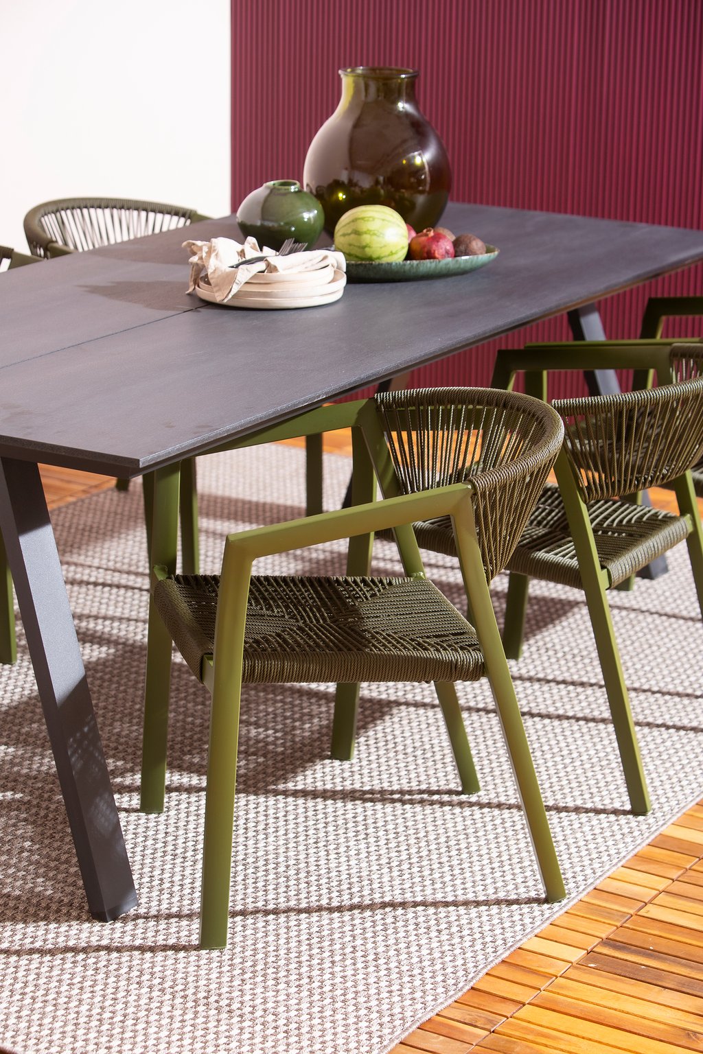 Messina & Elegance ruokailuryhmä 220x100 kuudelle: Tyylikäs ulkoruokailuryhmä, musta Messina-pöytä (220x100 cm) ja kuusi vihreää pinottavaa Elegance-tuolia. Ihanteellinen terassille ja puutarhaan.