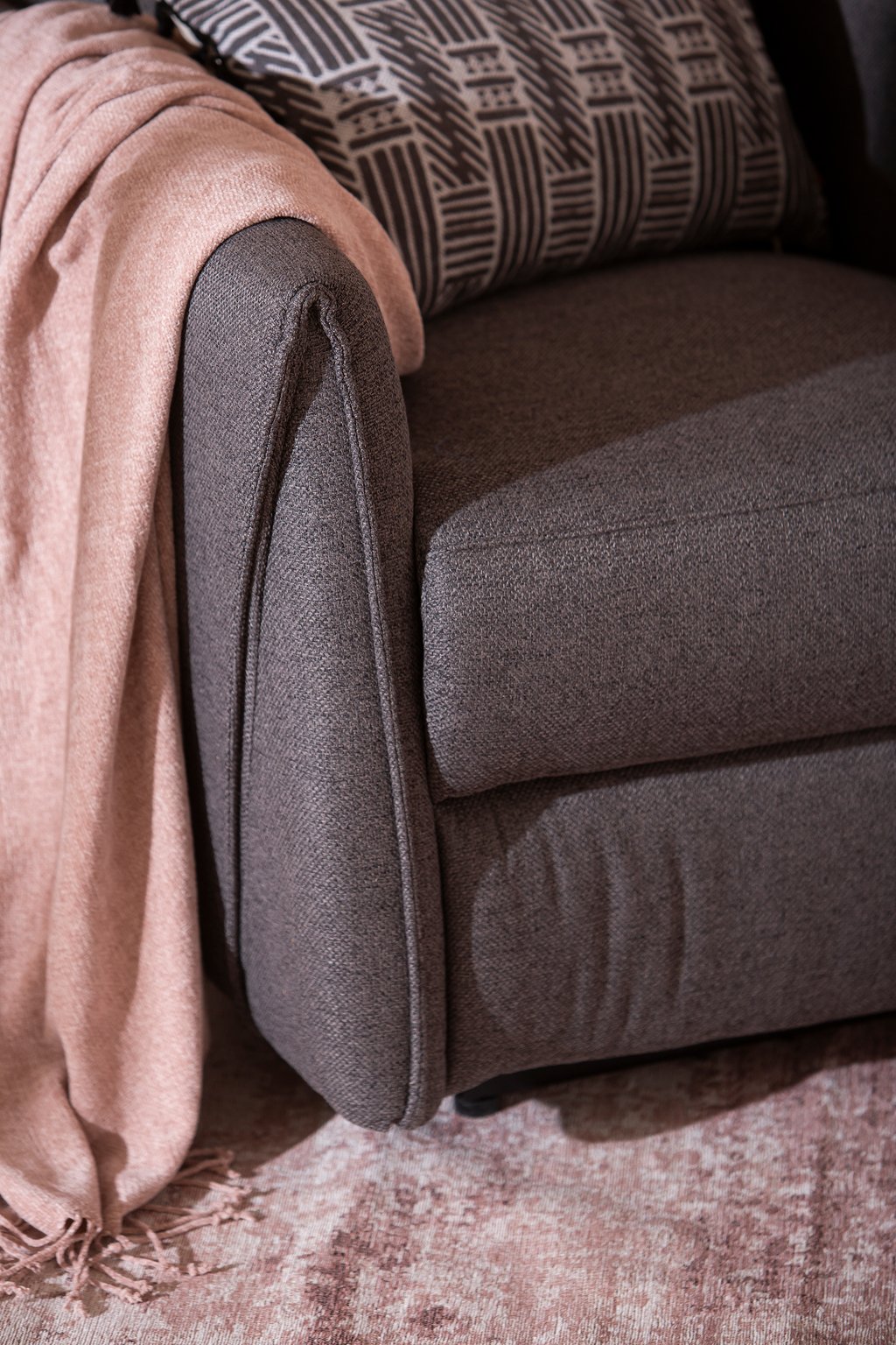 Gabriel lepotuoli sähkömekanismilla vaaleanharmaa: Moderni recliner-nojatuoli sähkömekanismilla, tummanharmaa. Ergonominen muotoilu, täydellinen olohuoneeseen rentoutumiseen.