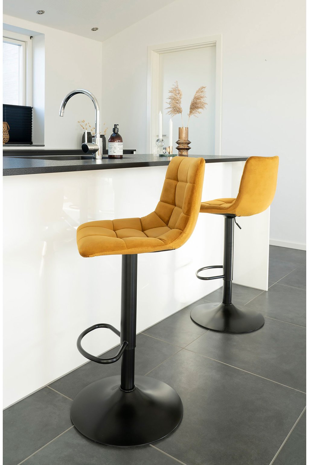 House Nordic Middel baarituoli keltainen sametti