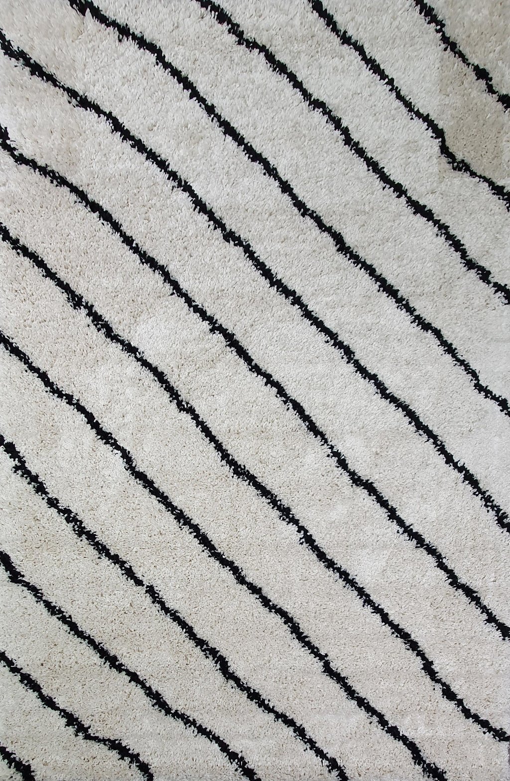 Solina matto 160x235 cm: Tyylikäs Solina-nukkamatto valkoisena, täydellinen sisustukseen. Pehmeä ja ylellinen, tuo lämpöä ja mukavuutta olohuoneeseen tai makuuhuoneeseen.