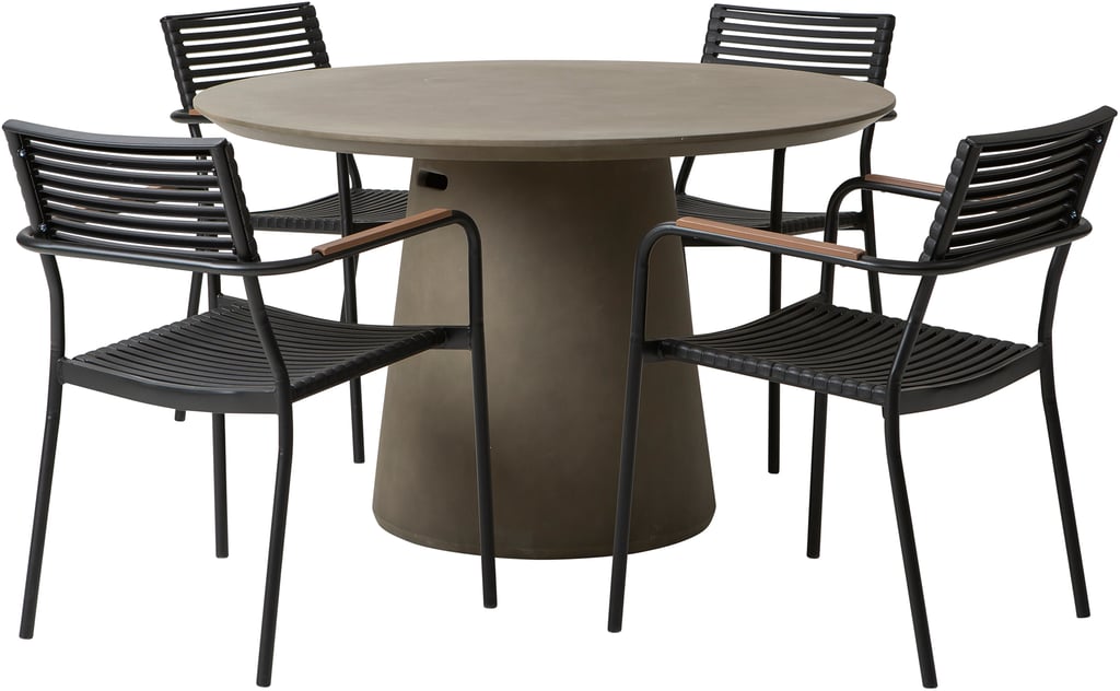 Skagen & Calle ruokailuryhmä pyöreä 120cm neljälle Mustat tuolit: Tyylikäs 120 cm pyöreä ruokapöytä harmaasta betonista, täydellinen ulkoilma-aterioihin. Mukana 4 pinottavaa mustaa tuolia, kestävä ja moderni terassikaluste.