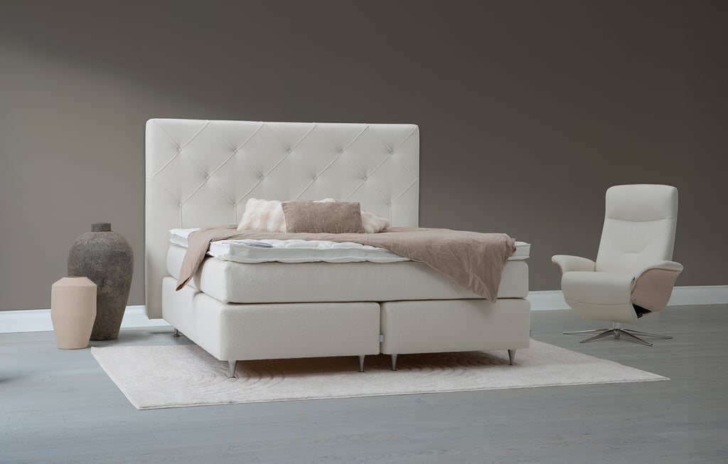 Fly jenkkisänky 160x200cm Alpine 101 ivory, medium. Sis. visco 160pp ja 12cm kromi jalat: Tyylikäs 160 cm leveä jenkkisänky viskoelastisella patjalla, täydellinen makuuhuoneeseen. Moderni muotoilu, mukautuva tuki ja elegantit Chrome-jalat.