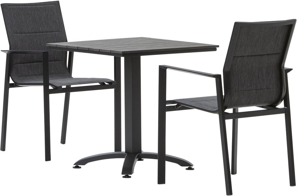 Dakota & Newark ruokailuryhmä 70x70 kahdelle: Tyylikäs musta parvekepöytä (60x60 cm) ja Newark-tuolit luovat modernin ruokailuryhmän ulos. Erinomainen valinta terassille tai parvekkeelle.