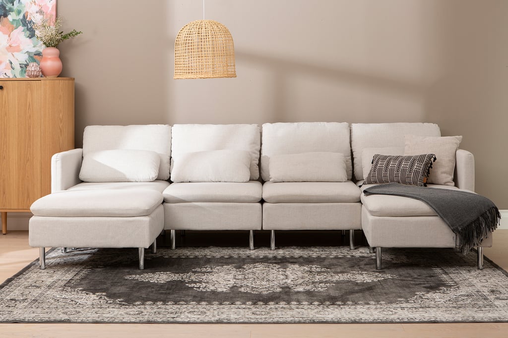Lotti u-muotosohva, beige: Tyylikäs beige U-muotoinen kangassohva, täydellinen olohuoneeseen. Mukautuva muotoilu ja pehmeä verhoilu tarjoavat mukavuutta ja eleganssia.